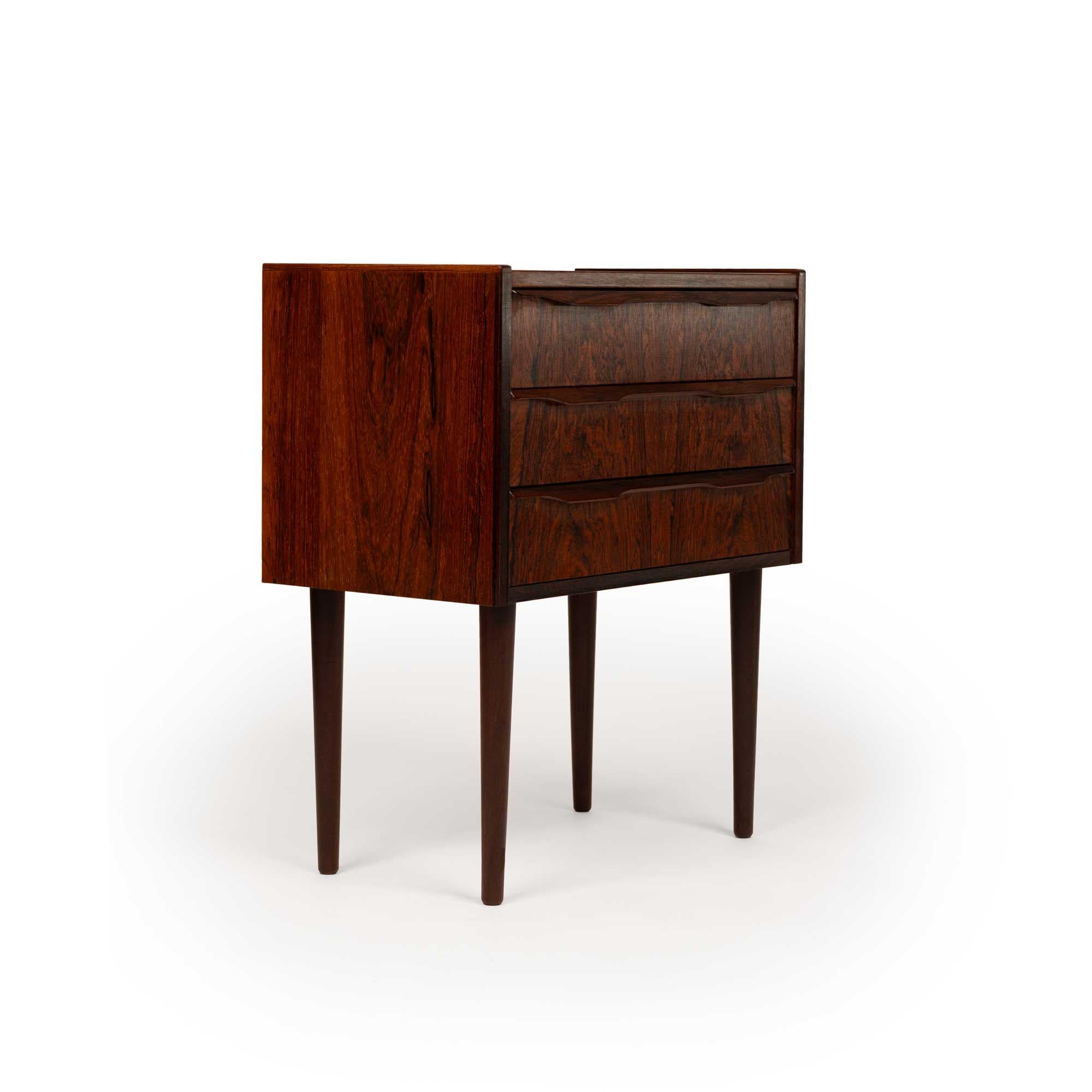 Mid-Century Modern Coffre en bois de rose vintage danois du milieu du siècle à trois tiroirs en vente