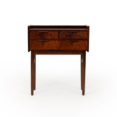 Mesilla de noche danesa vintage de palisandro de mediados de siglo con tres cajones