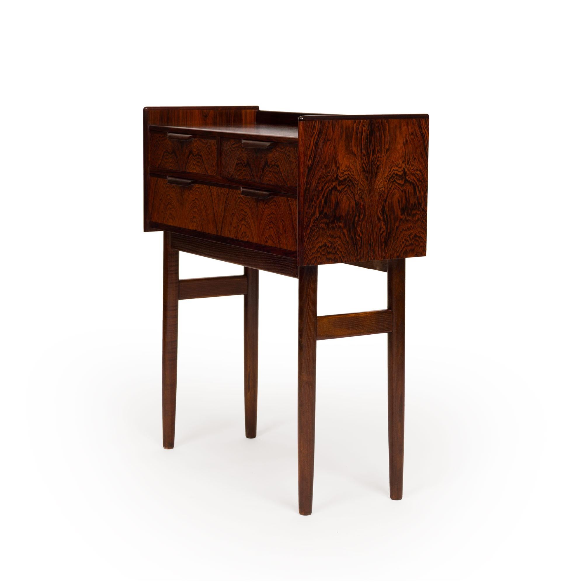 Mid-Century Modern Table de nuit vintage danoise du milieu du siècle à trois tiroirs en palissandre en vente