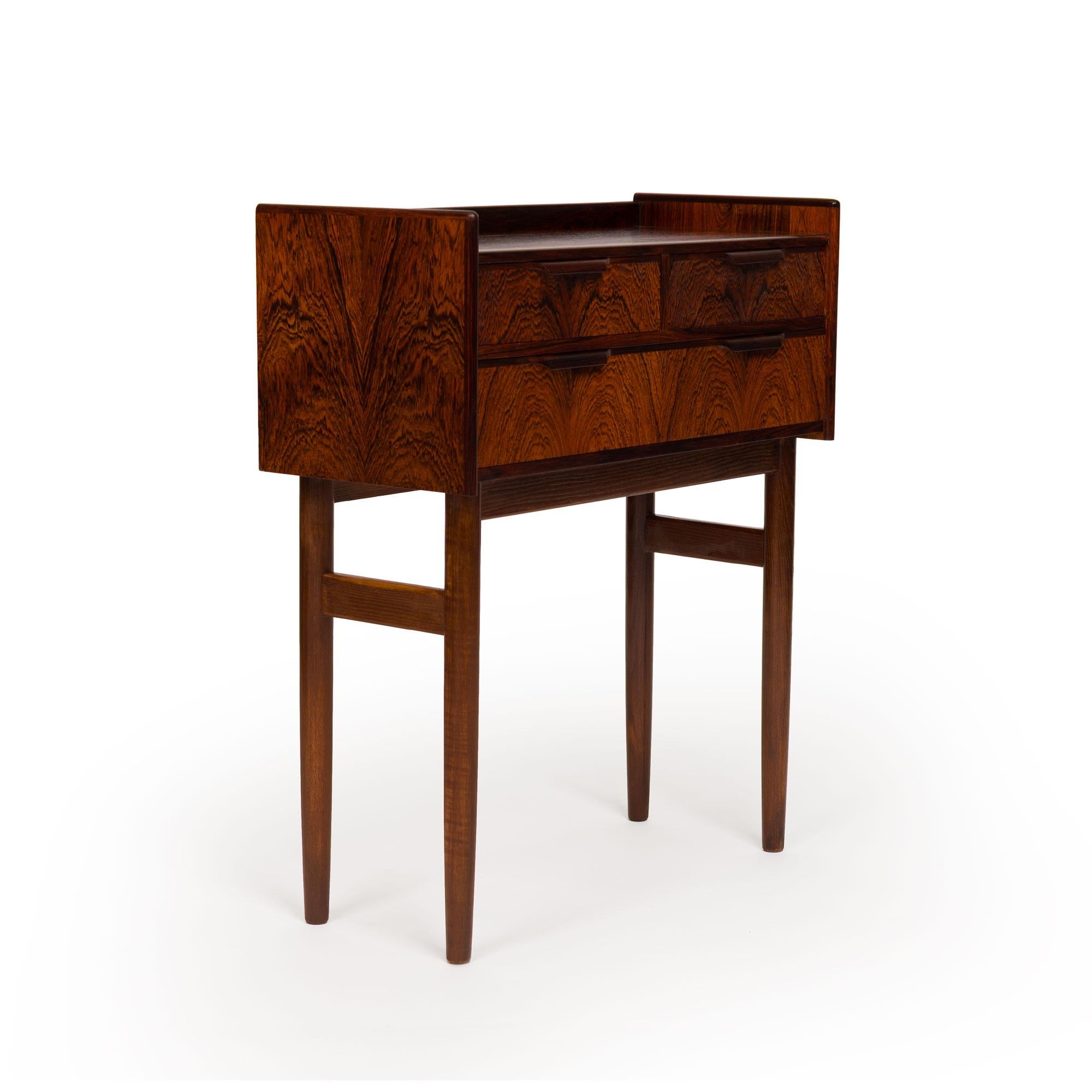 Danois Table de nuit vintage danoise du milieu du siècle à trois tiroirs en palissandre en vente