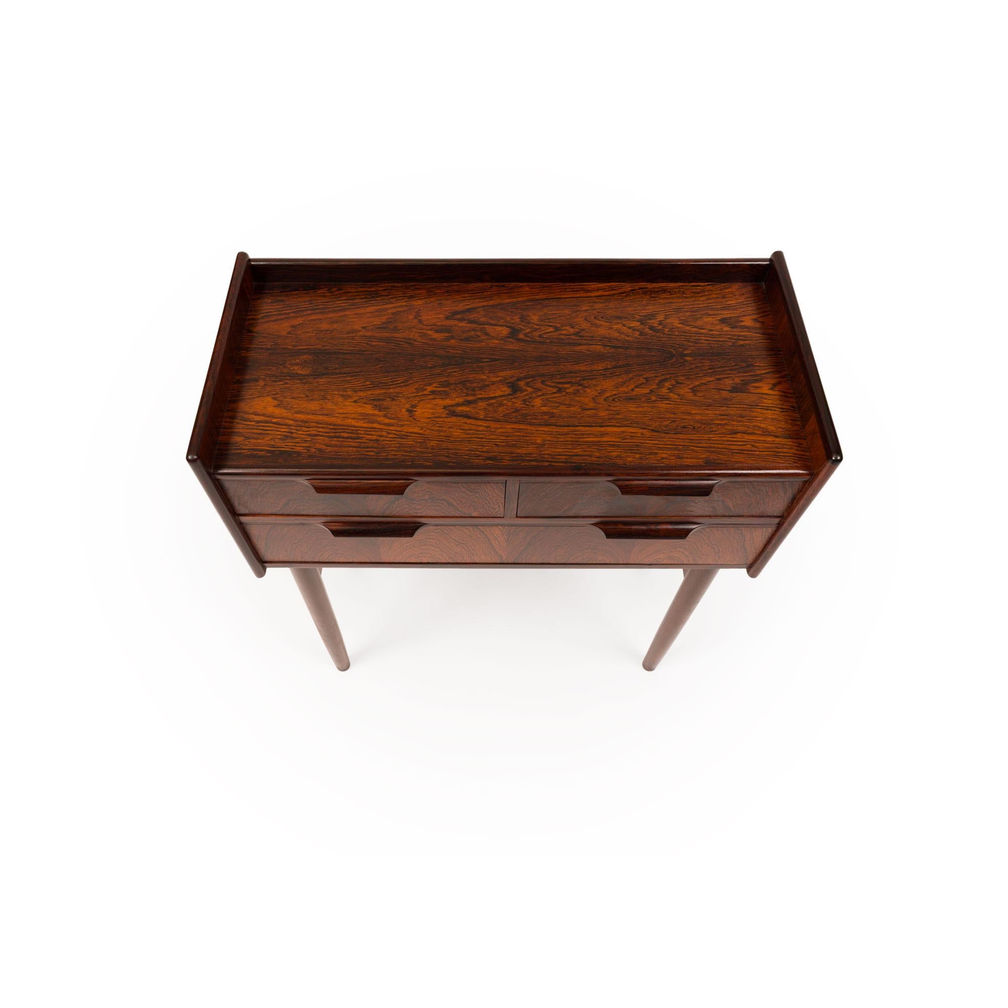 Table de nuit vintage danoise du milieu du siècle à trois tiroirs en palissandre Bon état - En vente à Emeryville, CA