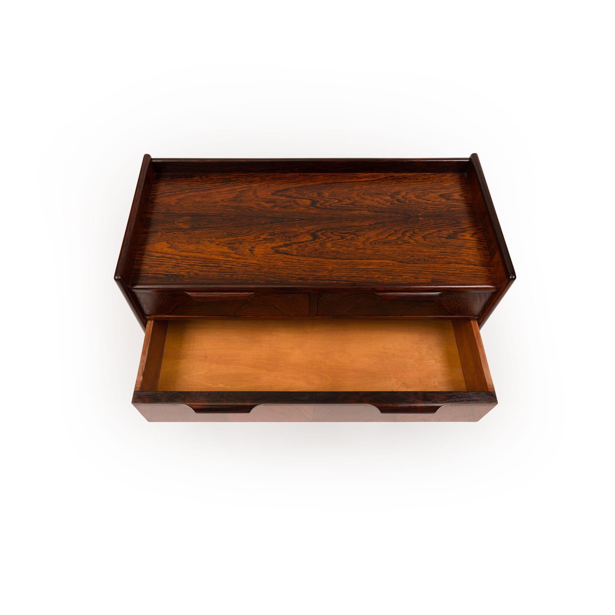 20ième siècle Table de nuit vintage danoise du milieu du siècle à trois tiroirs en palissandre en vente
