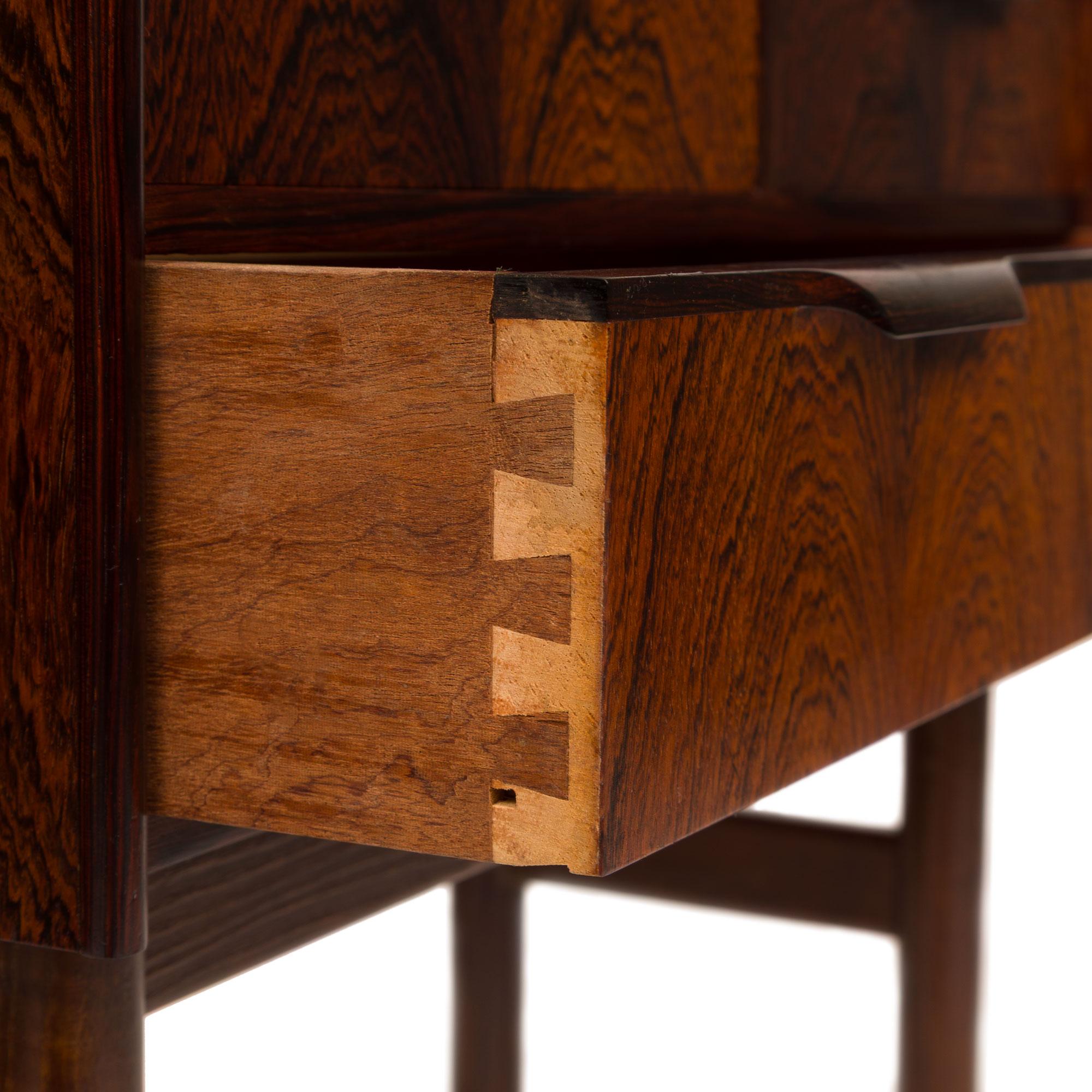 Table de nuit vintage danoise du milieu du siècle à trois tiroirs en palissandre en vente 1