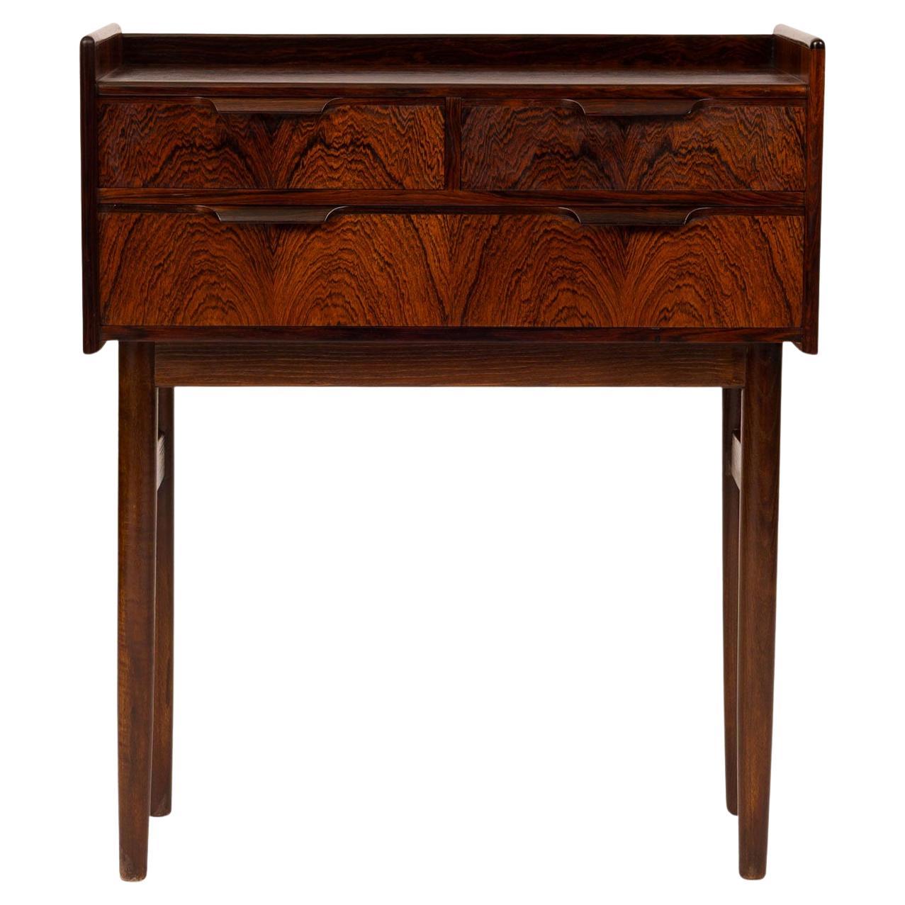 Table de nuit vintage danoise du milieu du siècle à trois tiroirs en palissandre