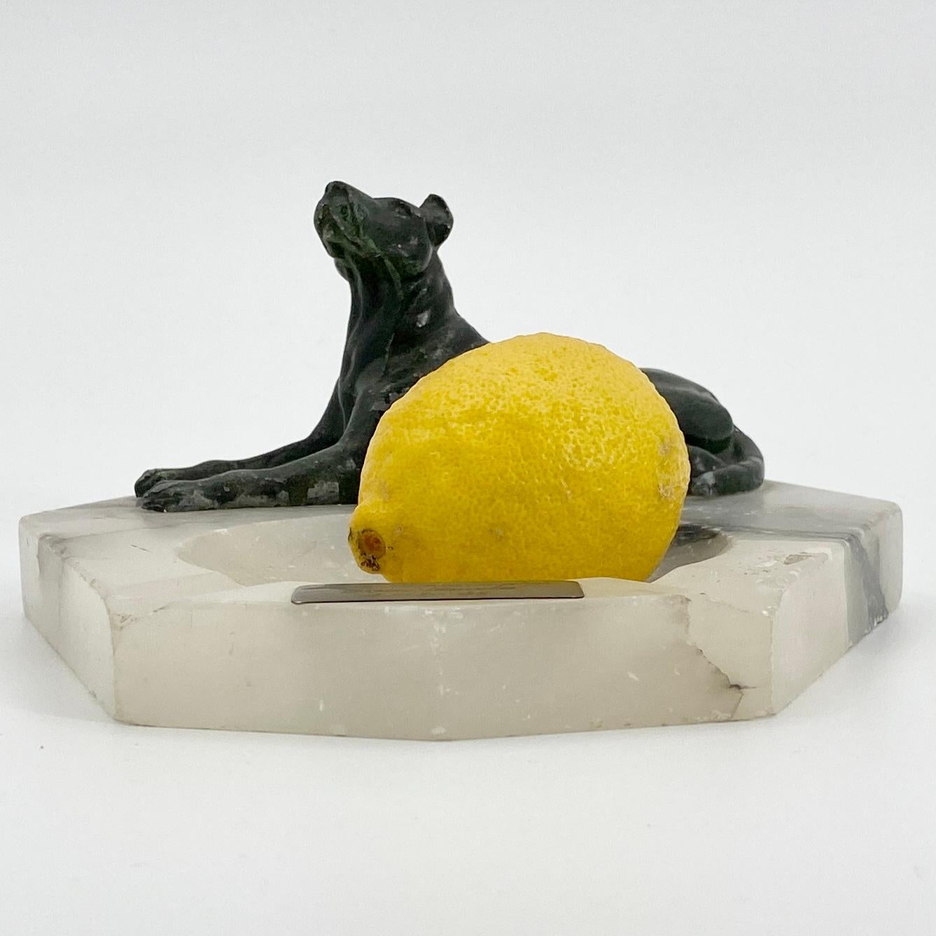 Vintage Dänisch Mitte des Jahrhunderts Weiß Achat Hund Aschenbecher (Art nouveau) im Angebot