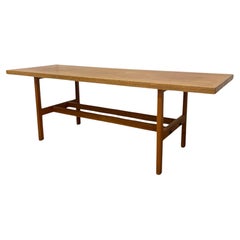 Table basse vintage danoise en chêne blanc du milieu du siècle Attribuée à Berge Mogensen.