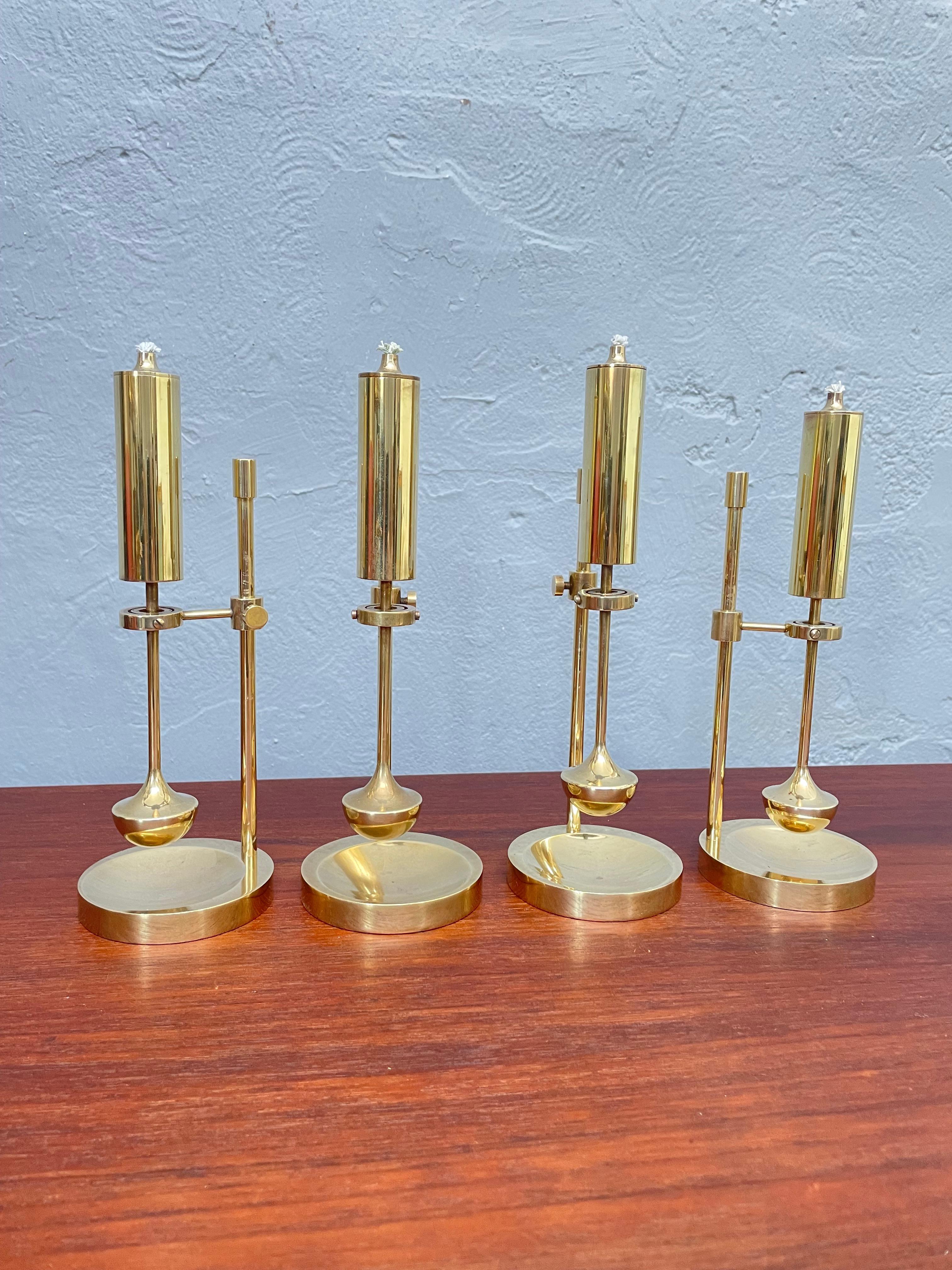 Lámpara de aceite vintage de latón macizo de mediados de siglo, de Ilse Ammonsen para Daproma de Dinamarca, en latón.
Estampado en la base.
Sin problemas ni abolladuras importantes Sólo desgaste relacionado con la edad y pátina en la superficie.
Se