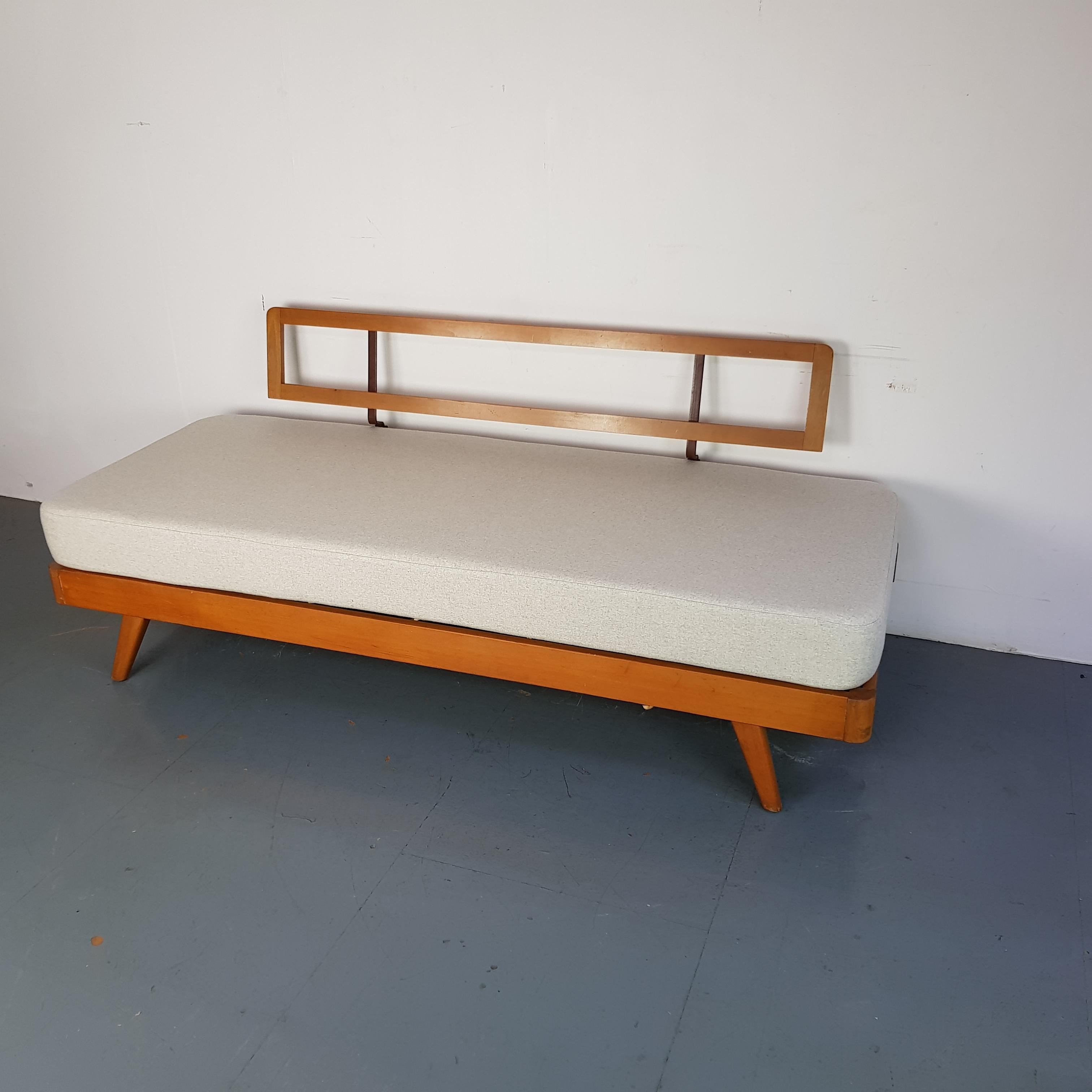 Vintage Danish Midcentury Three-Seat Daybed In Good Condition For Sale In Lewes, East Sussex