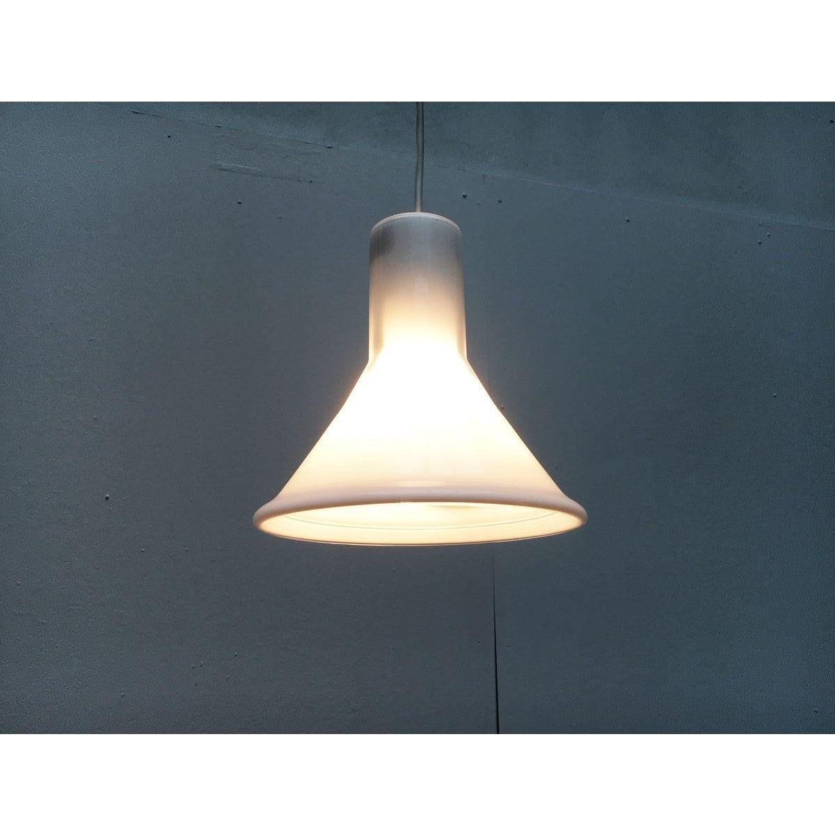 Lampada a sospensione in vetro danese, disegnata da Michael Bang negli anni '70.

Un design senza tempo con materiali di alta qualità. Lo scudo è realizzato interamente in vetro. Il bordo è chiaramente indicato e si deposita come un anello lucido.