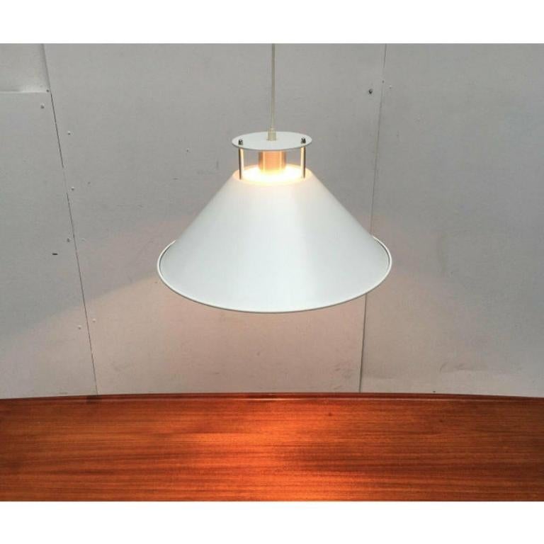 Una semplice lampada a sospensione del produttore danese nordisk solar su progetto di C.C. Gli architetti di Møller hanno iniziato a lavorare all'inizio degli anni '80.

Un design minimalista. Lo schermo mostra una semplice forma conica. Il