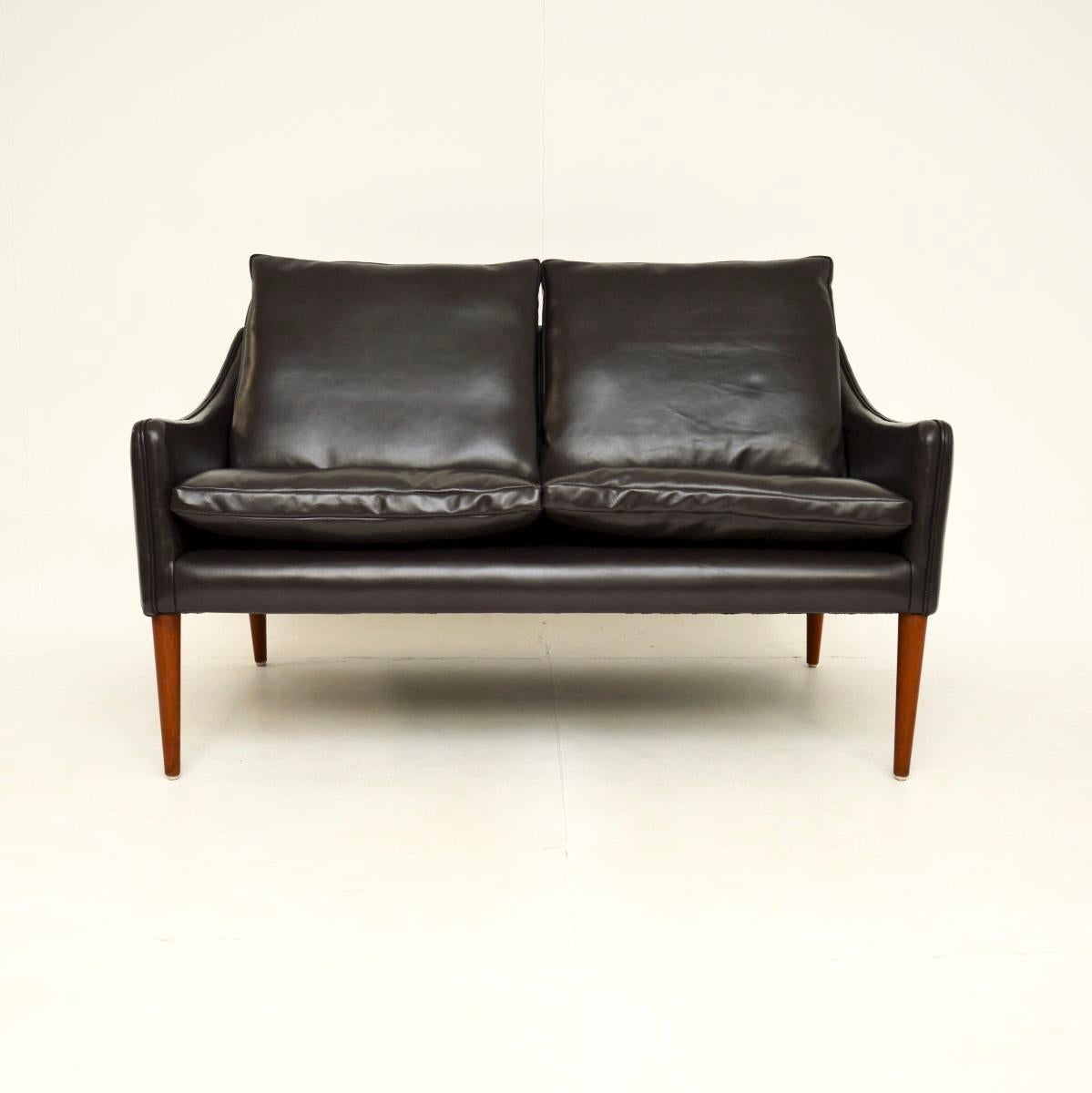 Un superbe canapé en cuir danois modèle 800 de Hans Olsen, conçu en 1958 pour CS Mobler. Il a été fabriqué au Danemark et date des années 1960.

Il est d'une qualité exceptionnelle, très confortable, avec des coussins rembourrés de plumes, et son