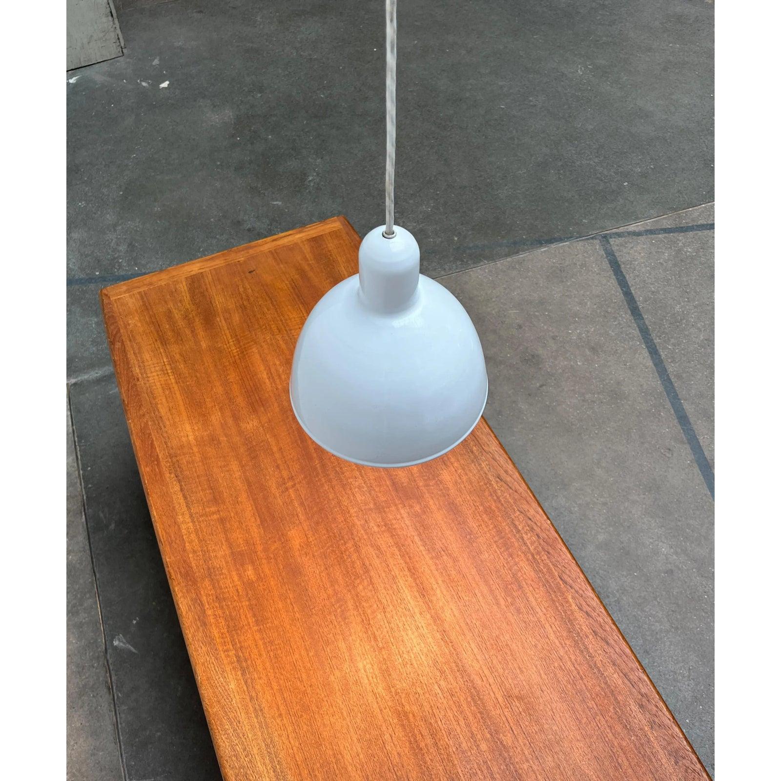 Semplice lampada a sospensione smaltata del produttore danese Louis Poulsen basata su un disegno di Edgar Schlaefle degli anni '80.

Un design funzionale con una classica forma a ombrello. Il paralume è realizzato in un unico pezzo di metallo ed è