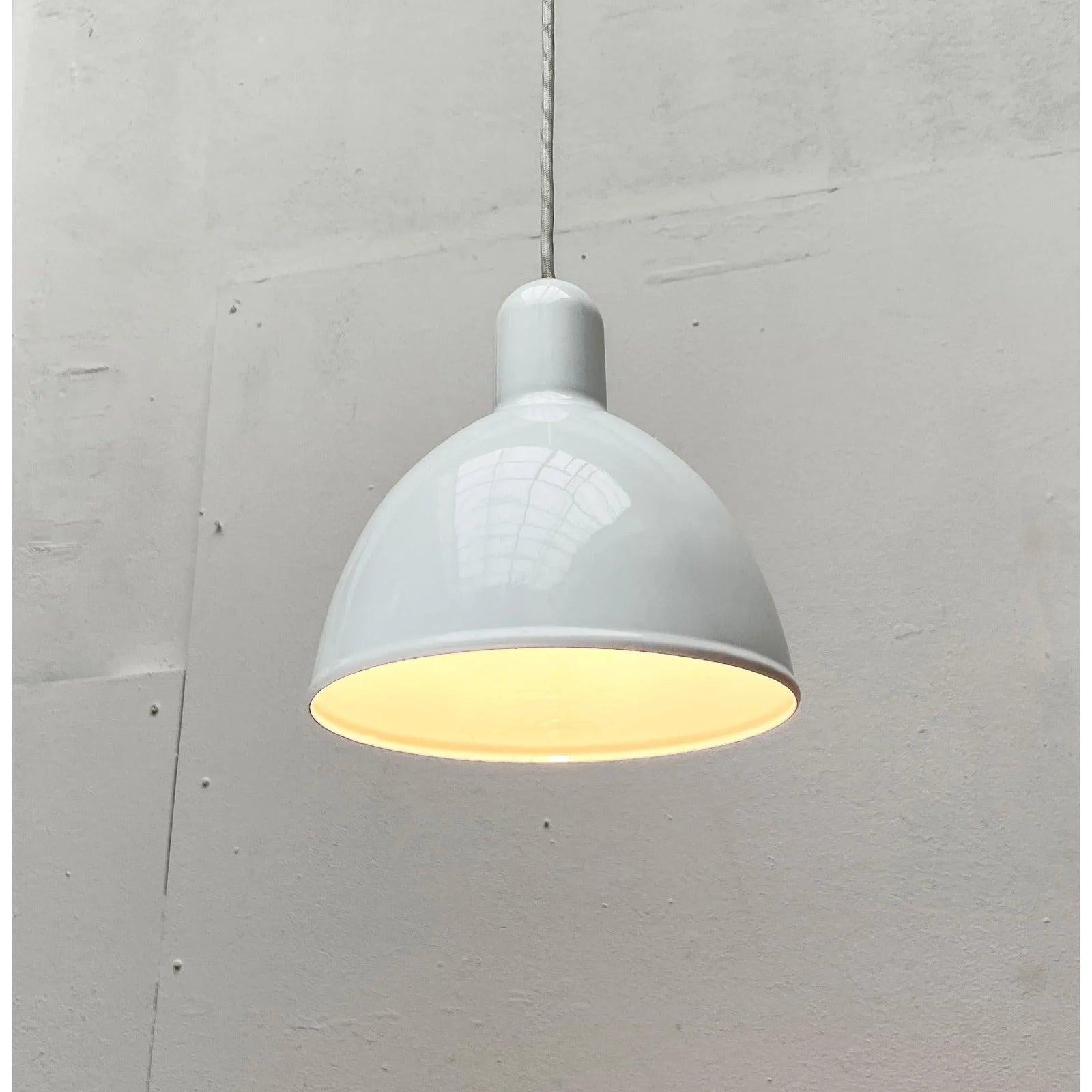 Mid-Century moderno Lampada a sospensione danese vintage Model ES Pendel Enamel di Edgar Schlaefle, anni '80 in vendita