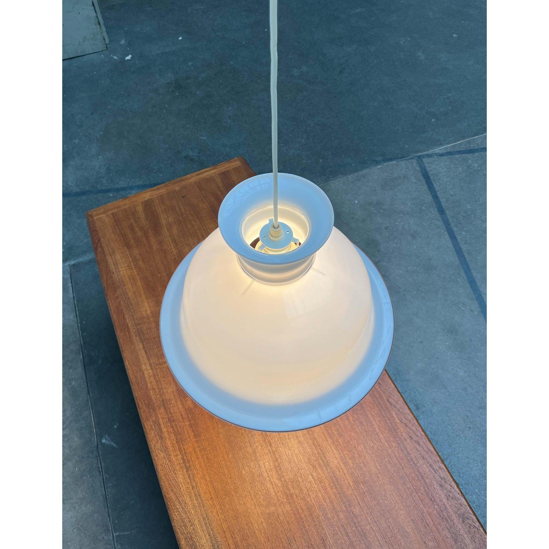 Suspension ornementale en verre du fabricant danois Holmegaard, conçue par Sidse Werner au début des années 1980.

Un corps en verre rotatif avec des saillies et des indentations frappantes sert de diffuseur.

Le verre est clair sur le bord, mettant