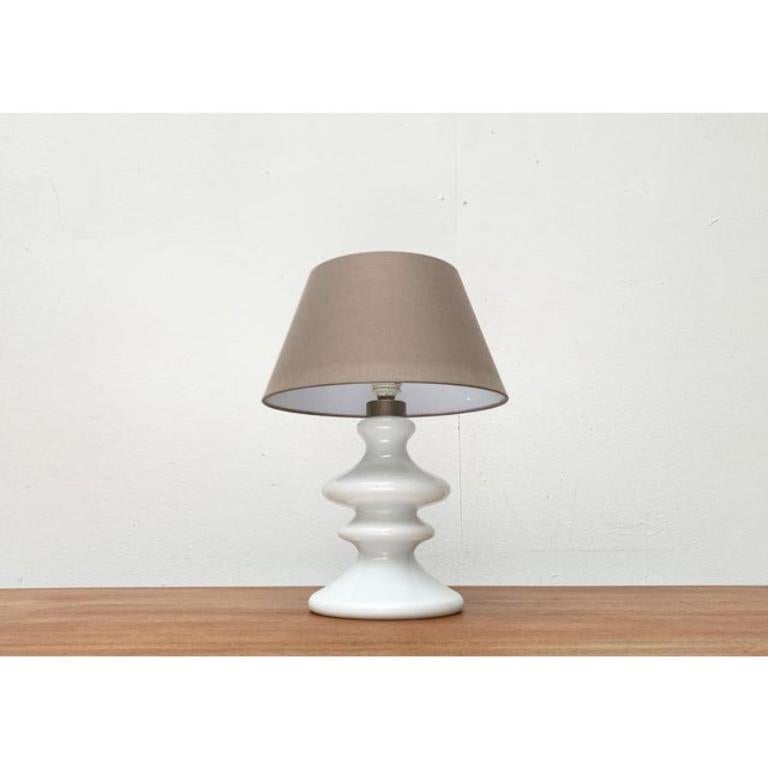 Danois Lampe de table vintage danoise modèle Mary en verre opalin par Per Lütken, années 1970 en vente