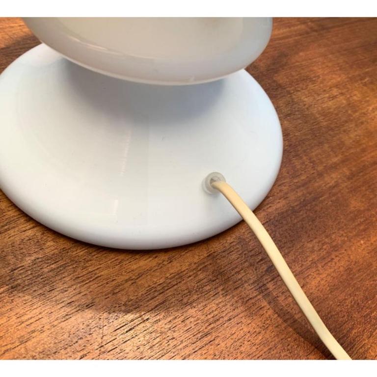 20ième siècle Lampe de table vintage danoise modèle Mary en verre opalin par Per Lütken, années 1970 en vente