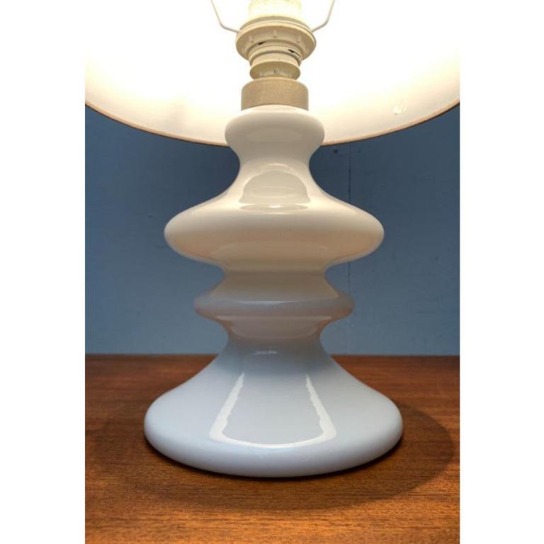 Métal Lampe de table vintage danoise modèle Mary en verre opalin par Per Lütken, années 1970 en vente