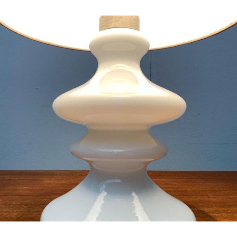Lampe de table vintage danoise modèle Mary en verre opalin par Per Lütken, années 1970 en vente 1