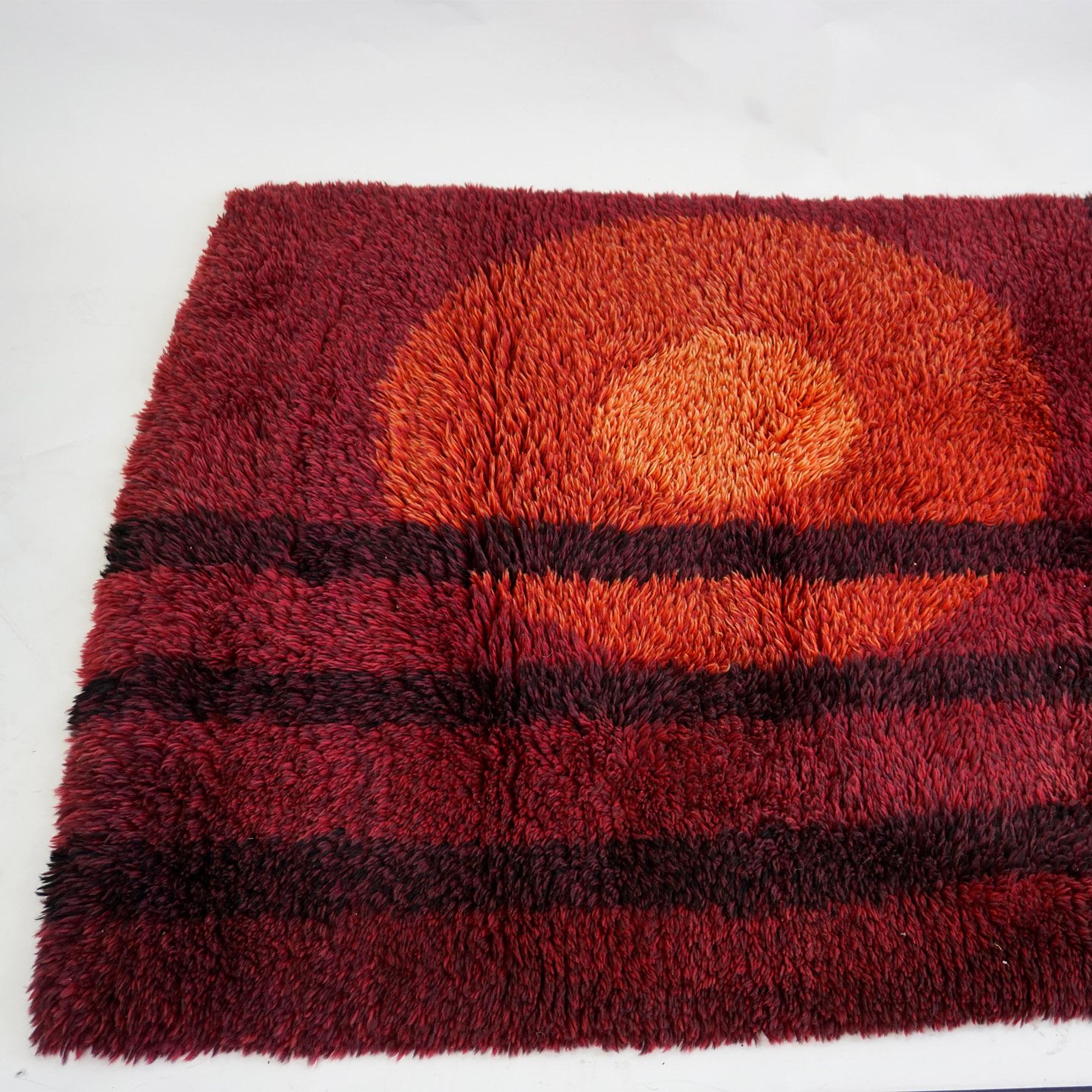 Charming and very decorative graphic design carpet in wonderful shades of red and orange colors- great highlight for any Mid-Century Modern Interior! Style very close tu Rugs manufactured by Hojer Eksport Wilton, so this one can also be attributed.