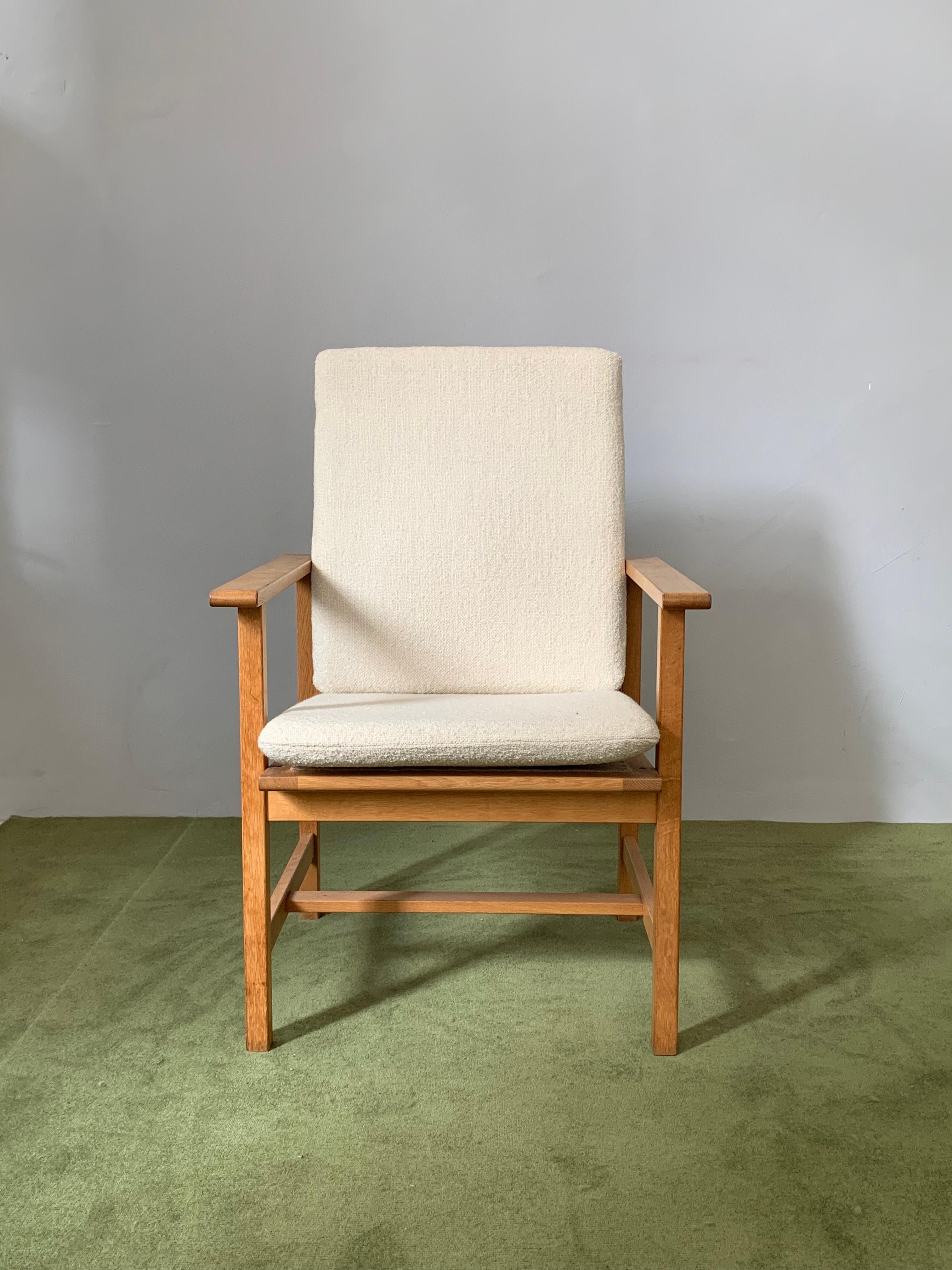 The iconic 2257 lounge chair by famous Danish designer Børge Mogensen is now avalibale in very good condition. This piece was made for made for Fredericia Furniture in Denmark, 1969. 
This modern item has a solid stained oak frame with loose seat