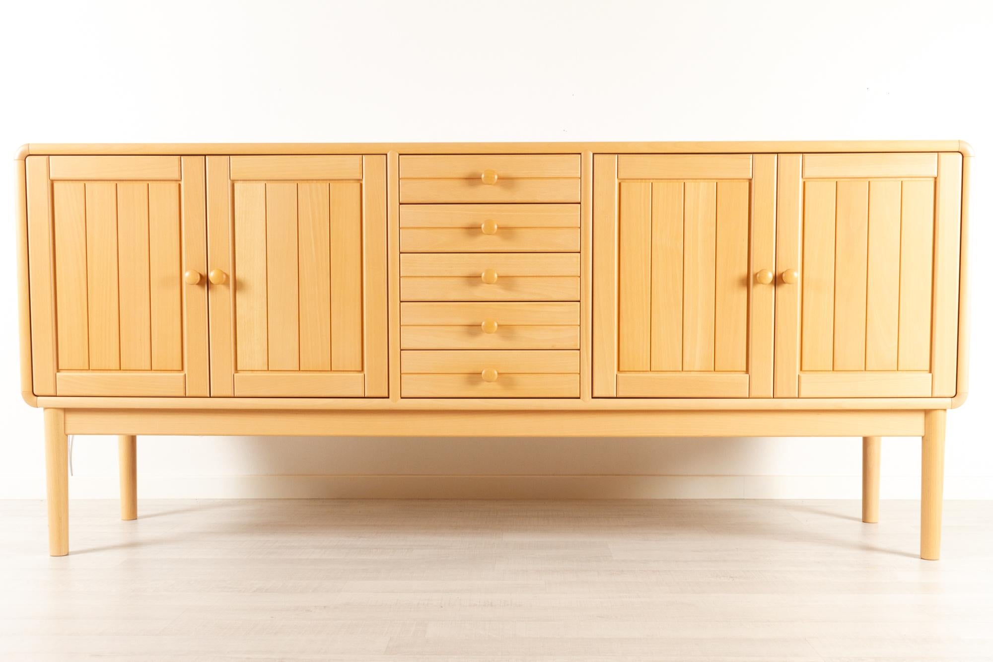 Vintage Danish modern beech sideboard by Falsig Møbelfabrik, 1990s
Long lowboard in the light nordic design. Loads of storage space in the two cabinets and five drawers. The body has rounded corners in light blond solid beech, and the double hinged