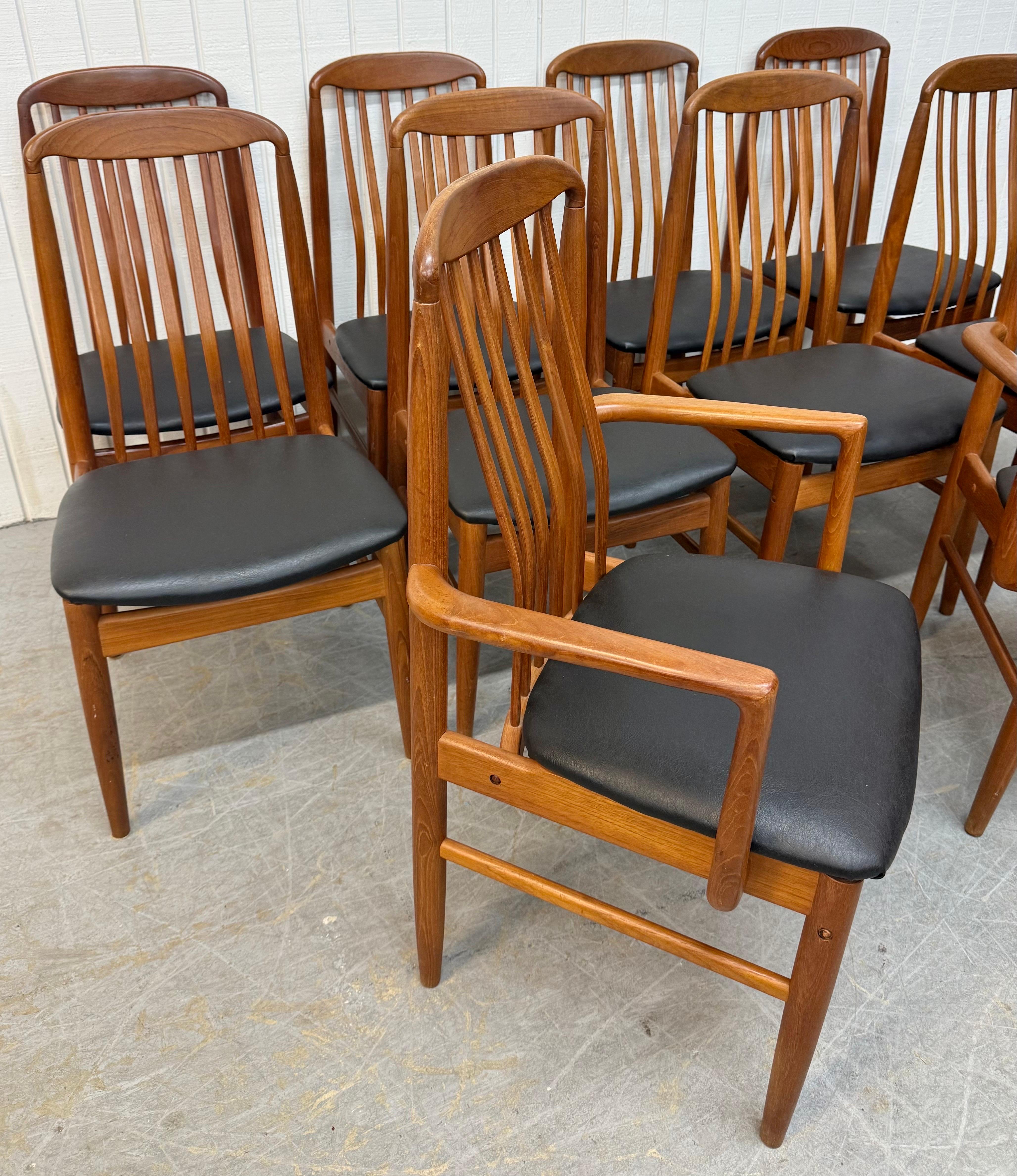 Cette annonce concerne un ensemble de dix chaises de salle à manger Vintage Danish Modern Benny Linden en teck. Comprenant deux chaises à bras, huit chaises d'appoint, des dossiers en fuseau incurvé, des pieds modernes, de nouveaux sièges rembourrés