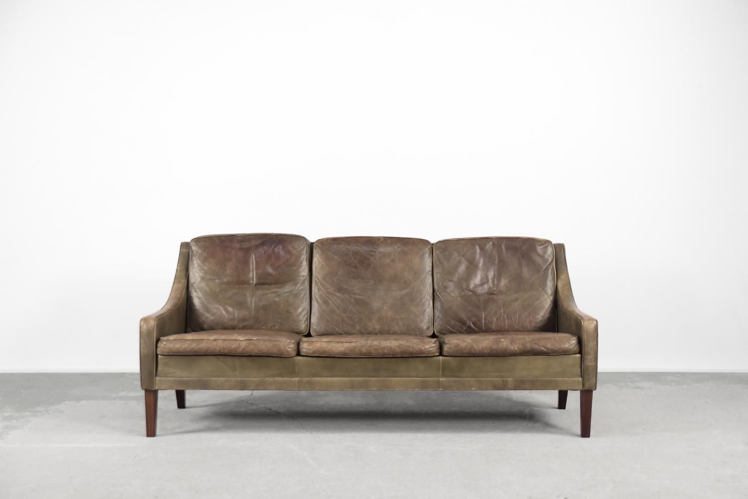 Dänisches 3-Sitzer-Sofa aus braunem Leder, Mid-Century Modern, 1950er Jahre im Zustand „Gut“ im Angebot in Warszawa, Mazowieckie