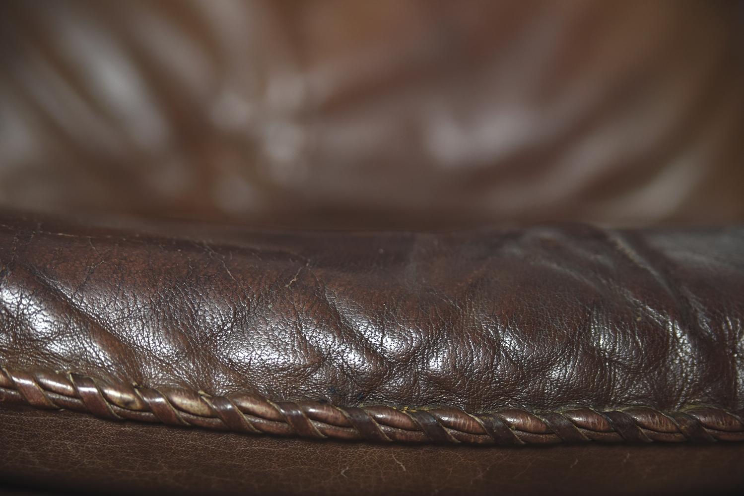 Ensemble fauteuil et repose-pieds en cuir marron vintage et moderne danois de Berg Furniture en vente 7