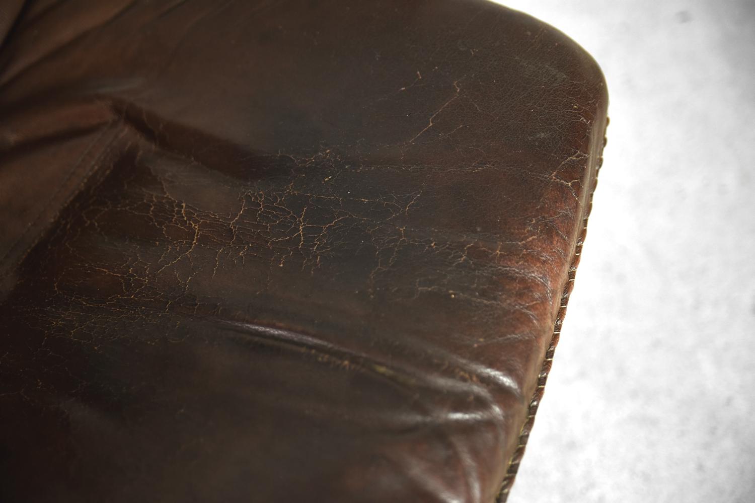 Ensemble fauteuil et repose-pieds en cuir marron vintage et moderne danois de Berg Furniture en vente 8