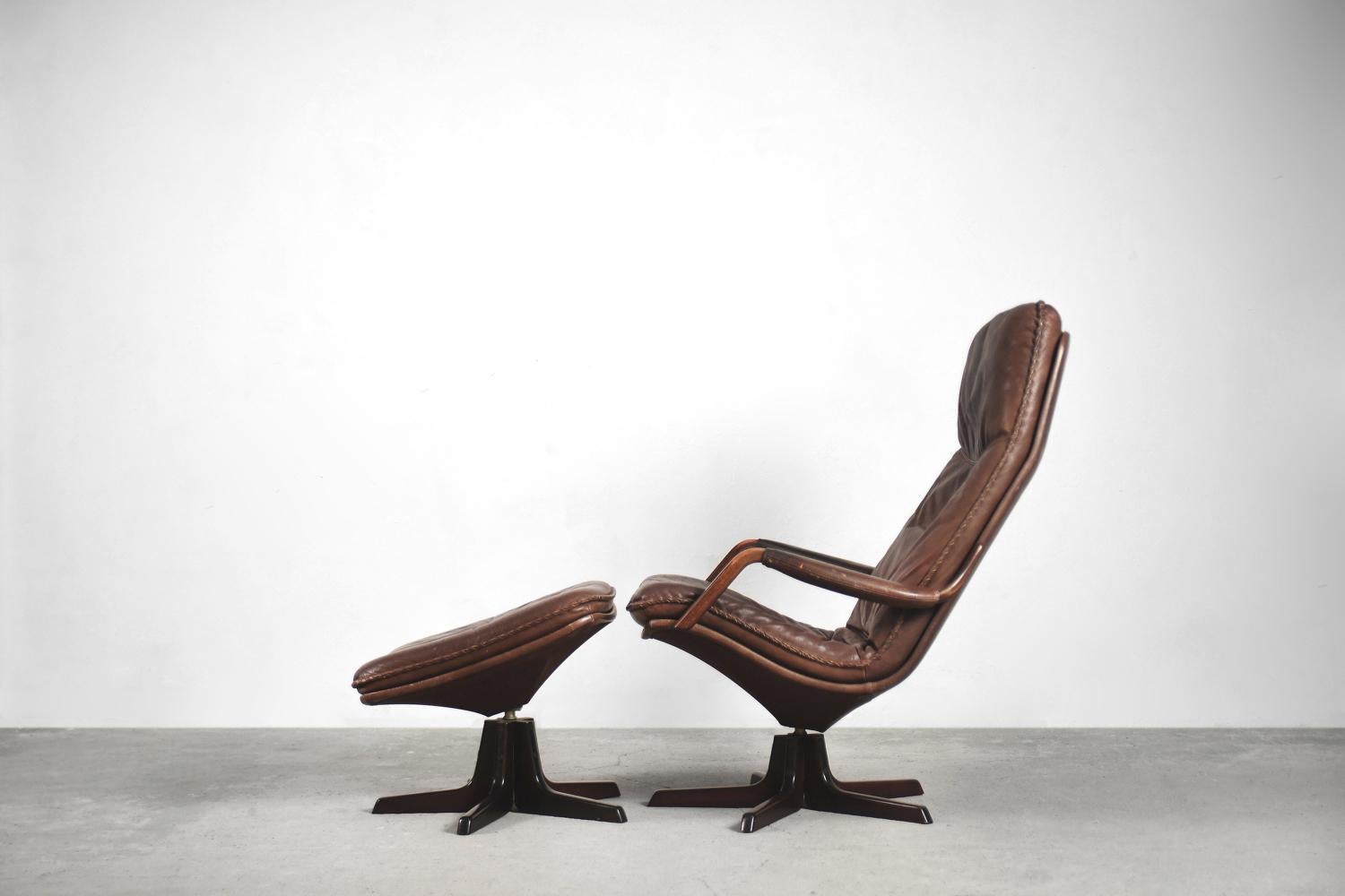 Vintage Danish Modern Brown Leather Easy Chair & Ottoman Set from Berg Furniture In Good Condition For Sale In Warszawa, Mazowieckie