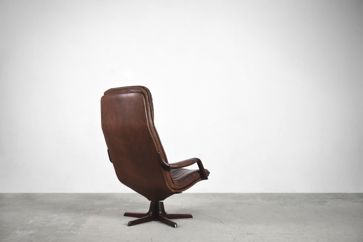 Ensemble fauteuil et repose-pieds en cuir marron vintage et moderne danois de Berg Furniture en vente 2