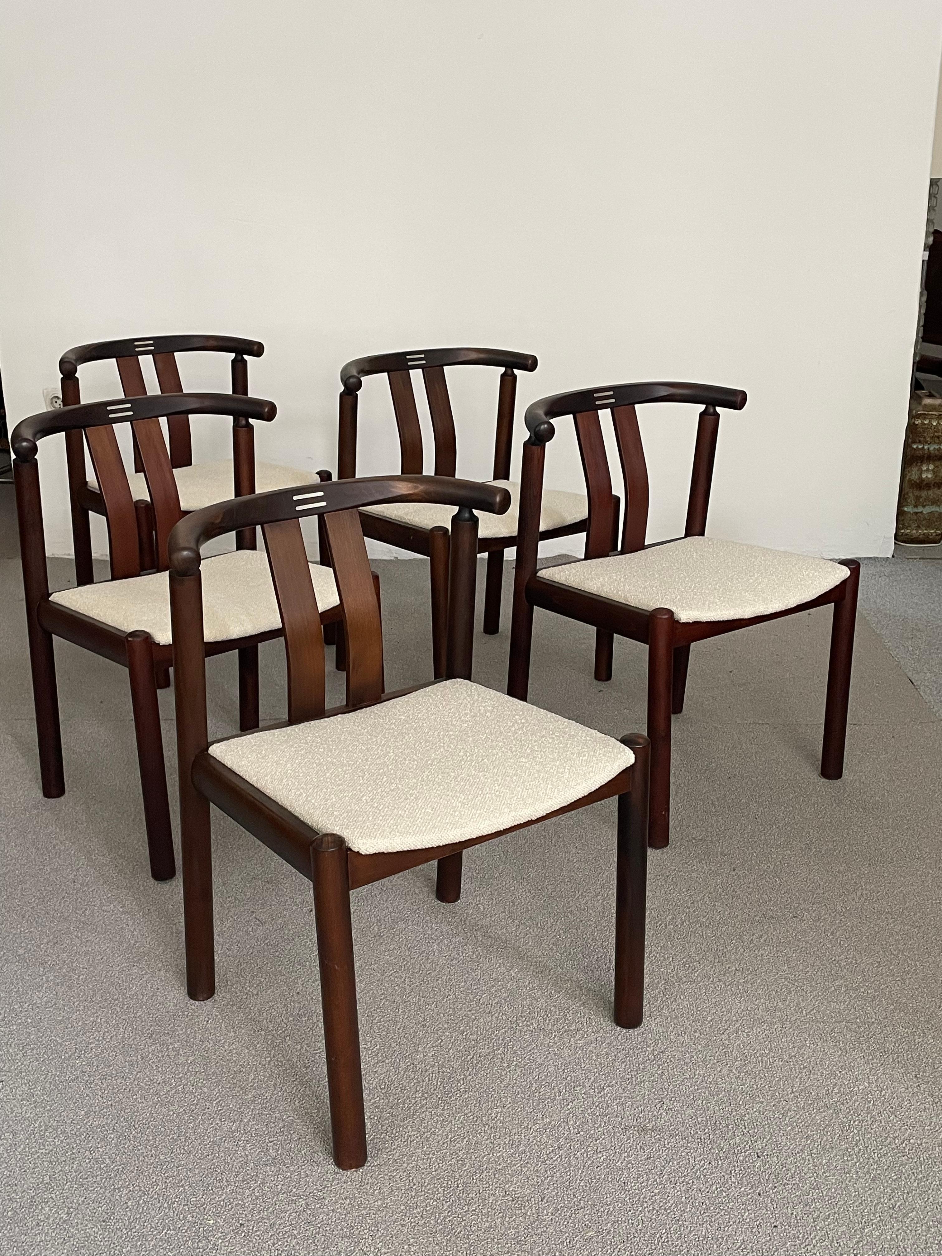 Artibus presents this Vintage Mid-Century Modern dining chairs by Hans j Frydendal for Boltinge . Model Cleopatra . Manufactured in 1970s Denmark. The chairs has been reupholstered with a high-quality fabric in beige.
Good restored condition with
