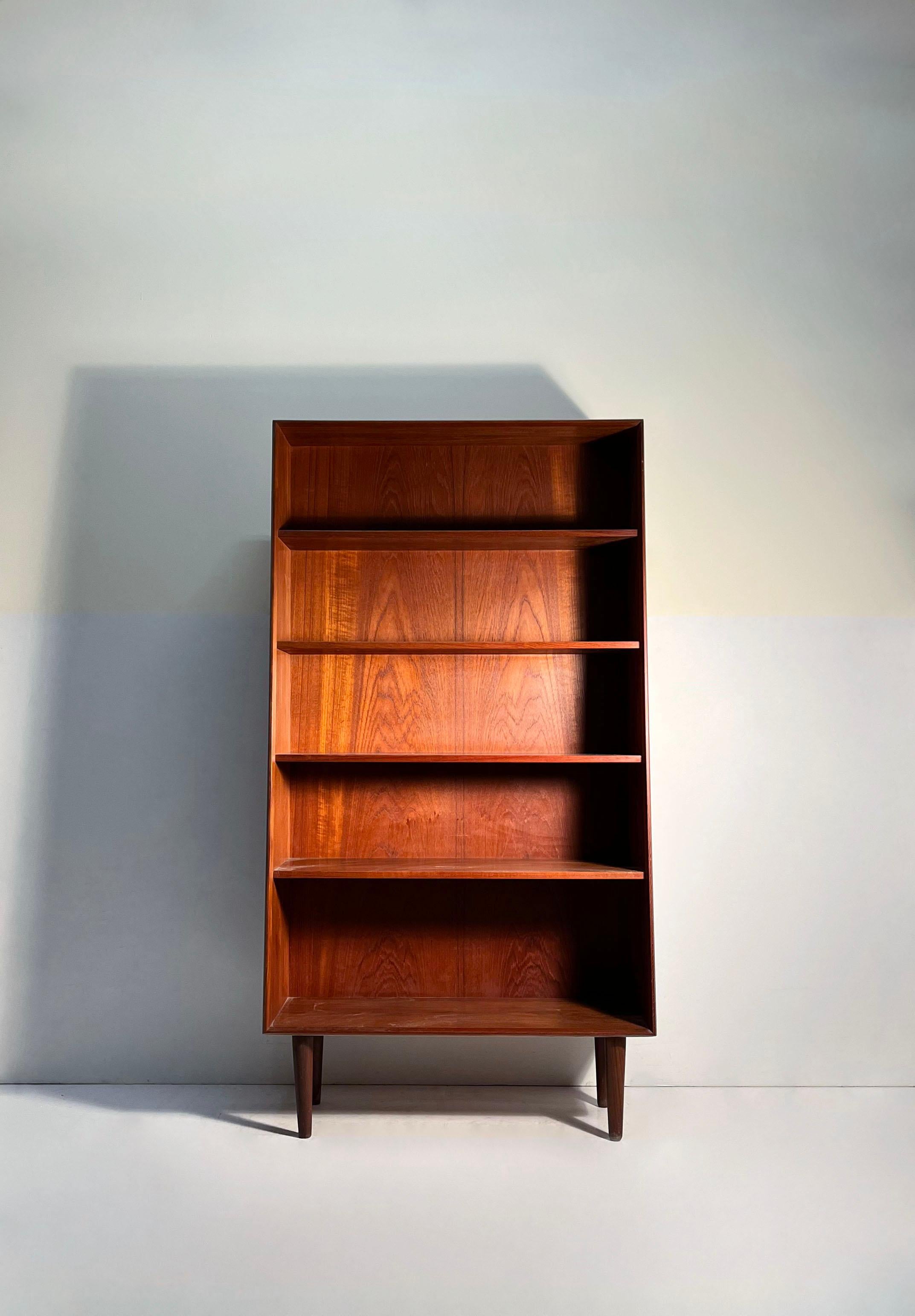 Libreria danese vintage di design attribuita a Johannes Sorth.  Nota il dettaglio del bordo angolare fine della parte anteriore. 

Le gambe si smontano facilmente se si preferisce utilizzarle senza. 
Potrebbe essere necessario aggiornare le guide di