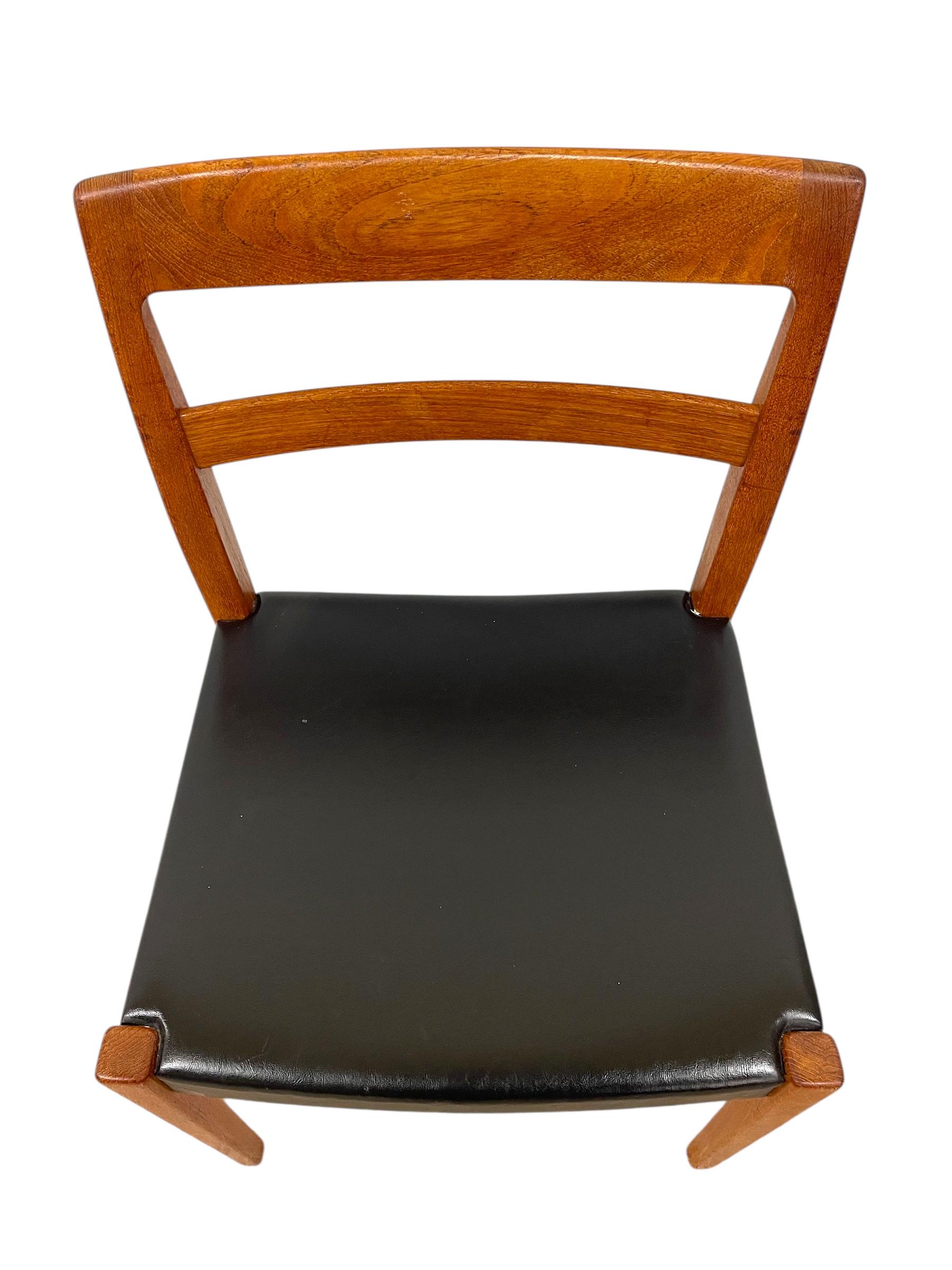 Plastique Chaise de salle à manger vintage danoise moderne avec assise en vinyle noir, Mid Century Design en vente