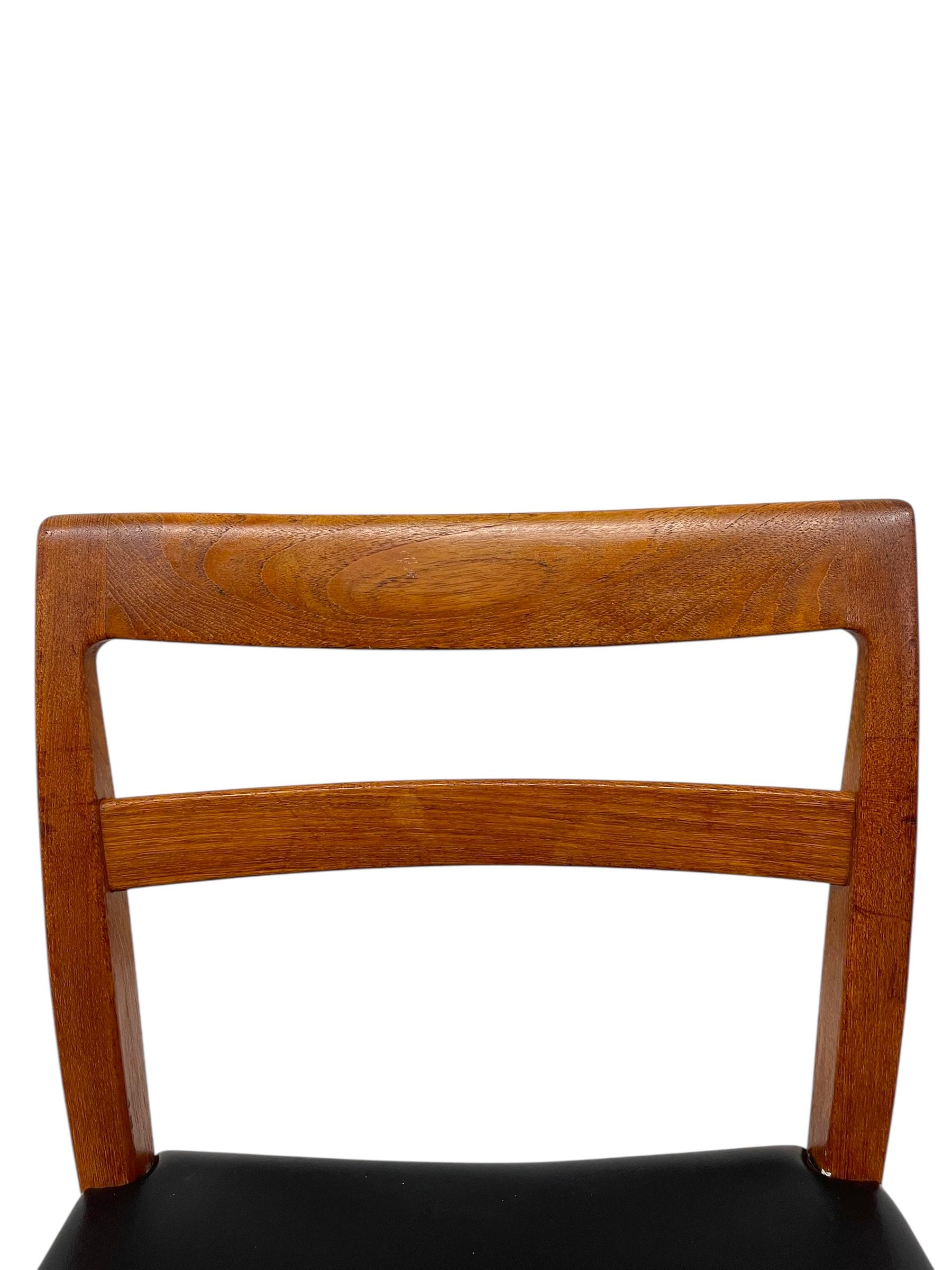 Chaise de salle à manger vintage danoise moderne avec assise en vinyle noir, Mid Century Design en vente 2