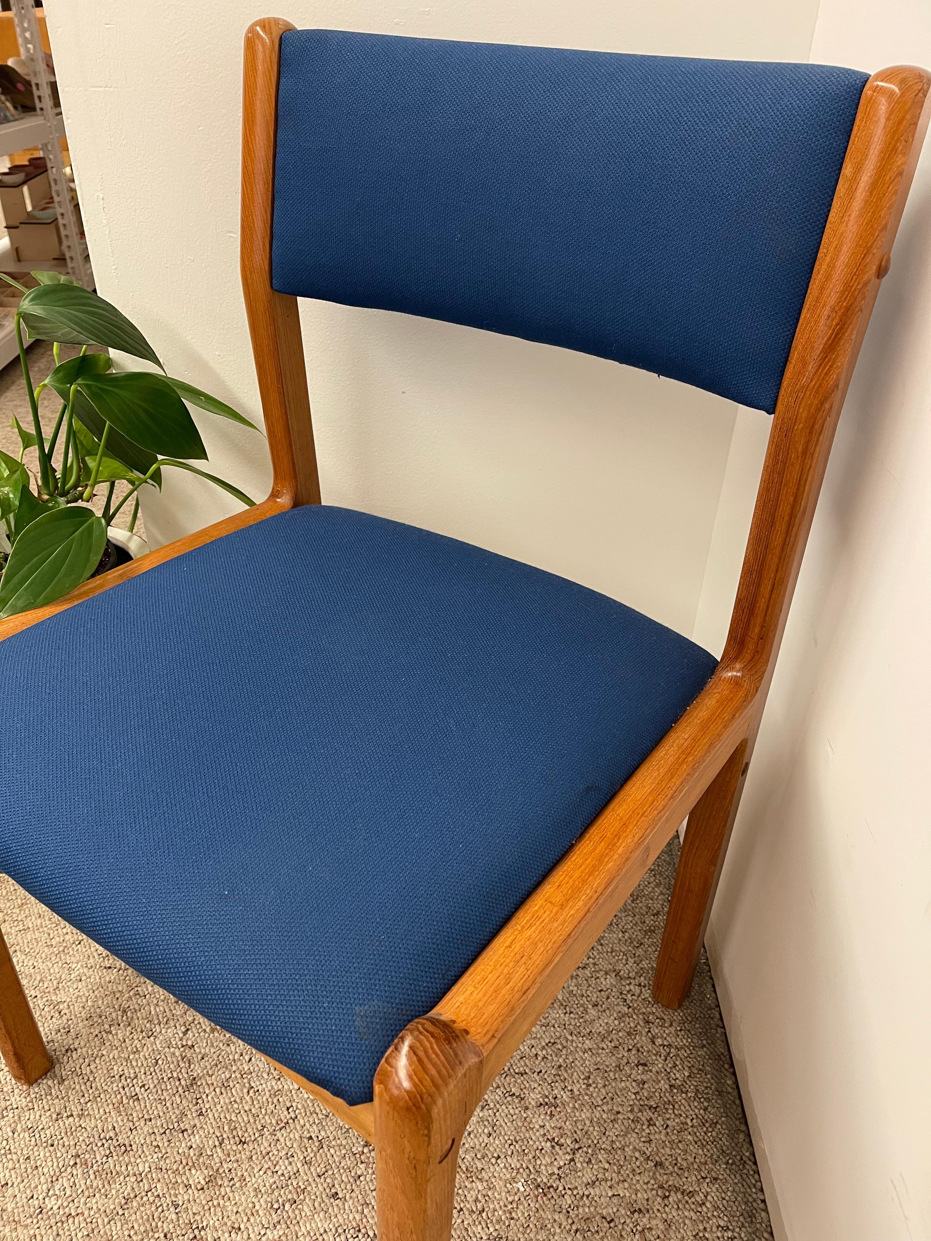 Tissu d'ameublement Chaise de salle à manger vintage danoise moderne avec tapisserie bleue en vente