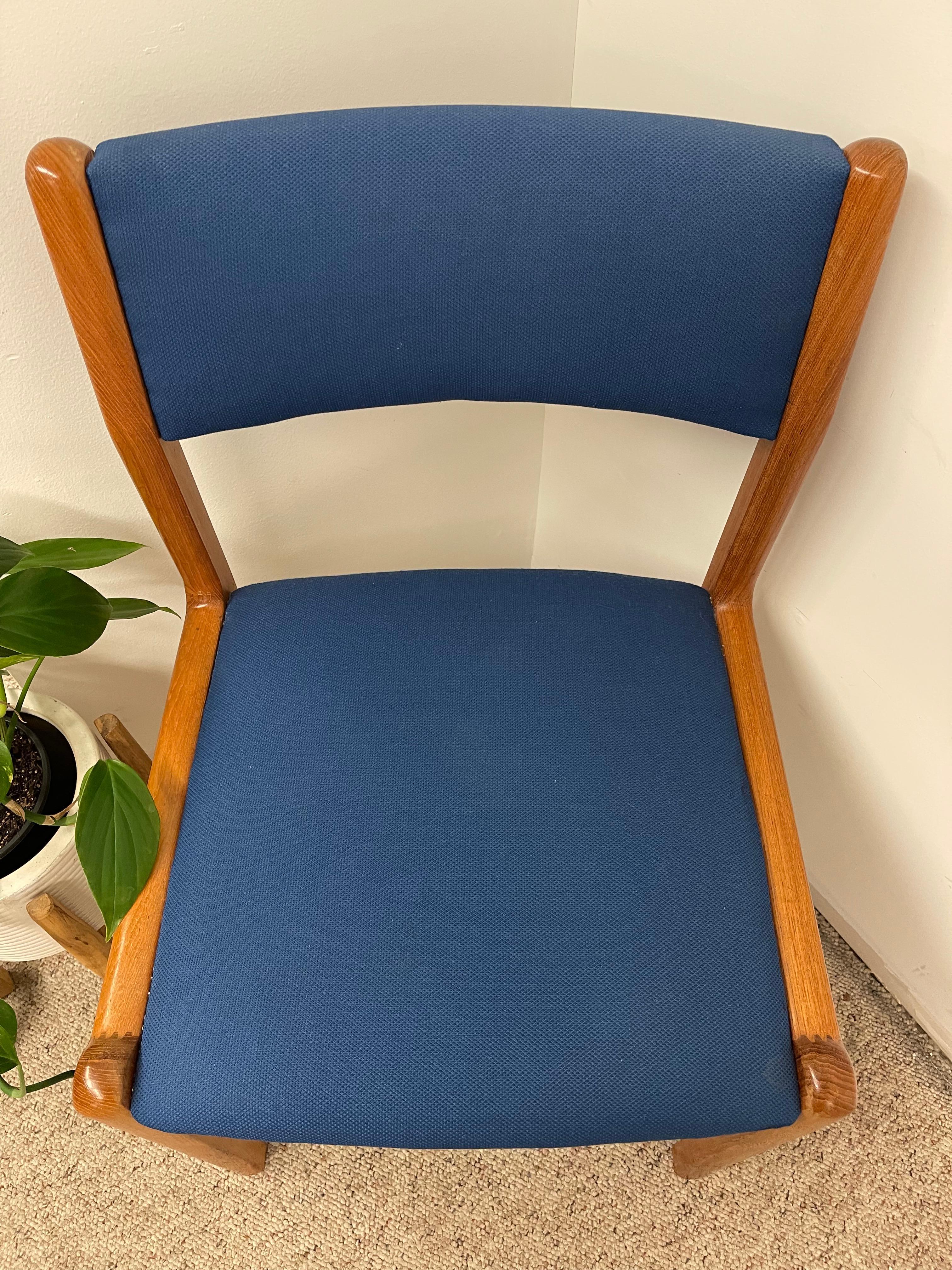 Chaise de salle à manger vintage danoise moderne avec tapisserie bleue en vente 1