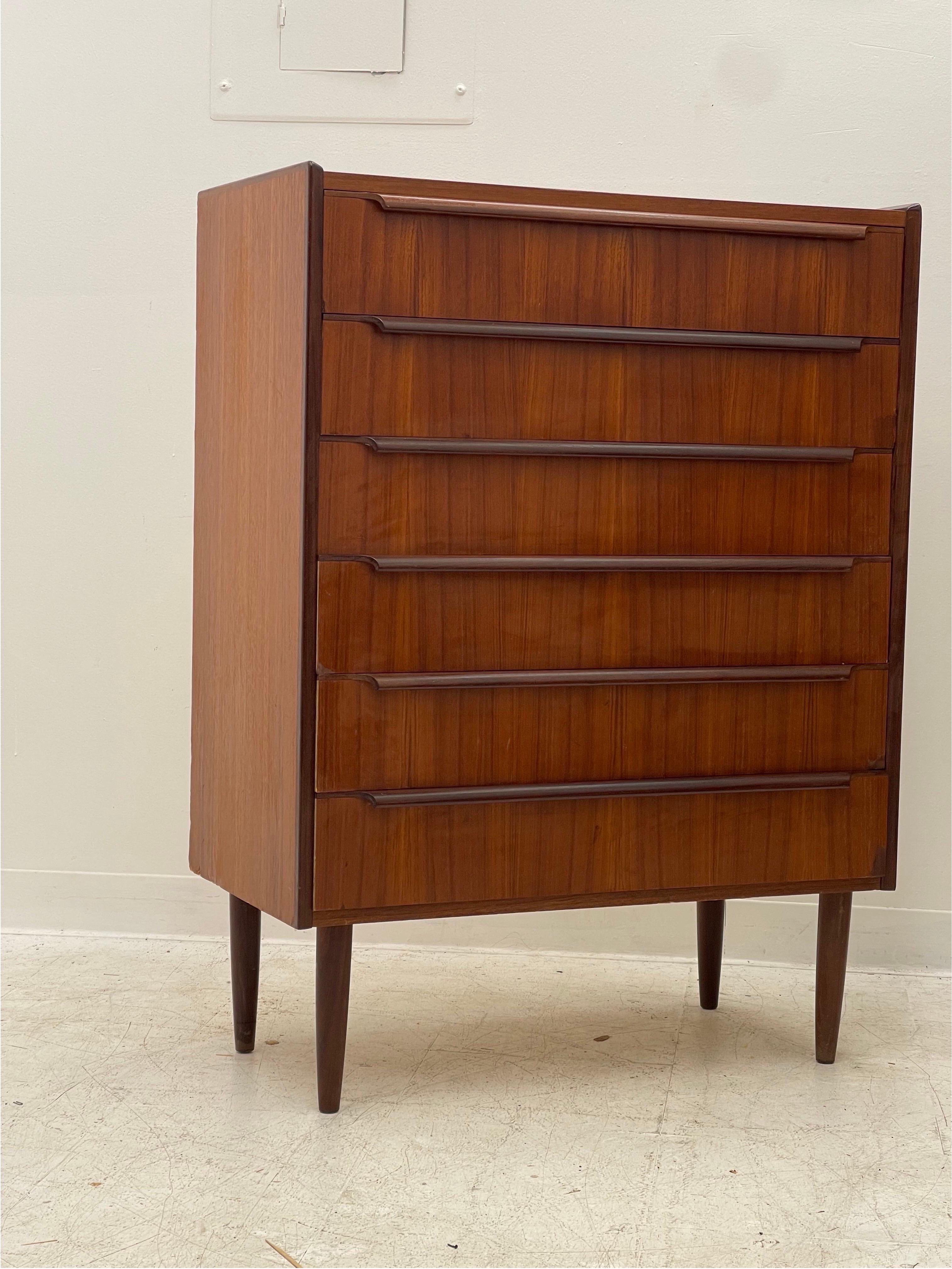 Vintage Danish Mid-Century Modern dresser with dovetailed drawers.

Dimensions 31 W ; 41 1/2 H ; 15 D.