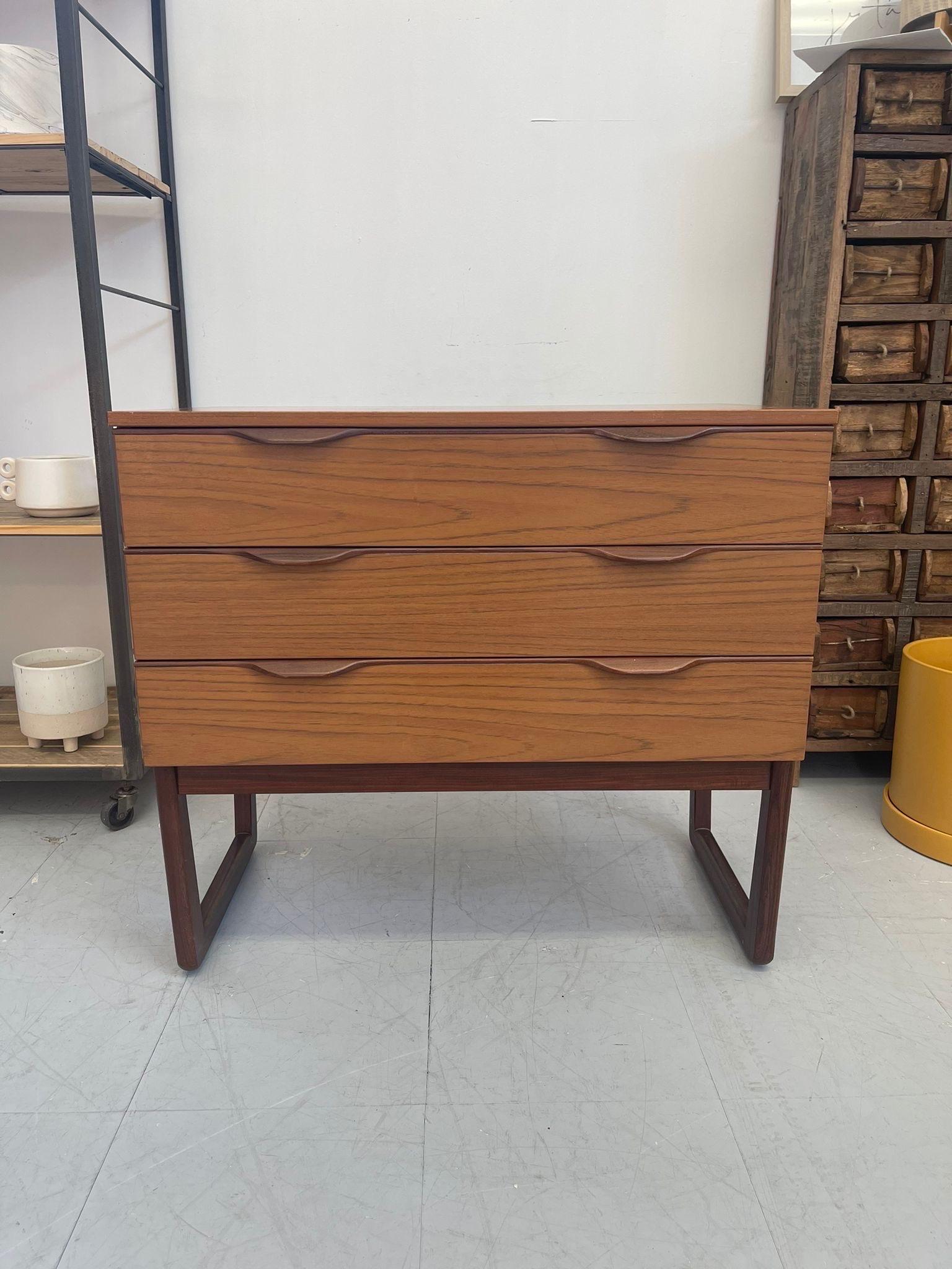 Danish Modern Dresser with 3 Drawers. G Plan Style. Retro Construction with Unique Drawer Handles.Finished Back.

Dimensions. 29 1/2 W ; 18 D ; 27 1/2H