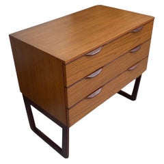 Comò danese moderno vintage con maniglie uniche