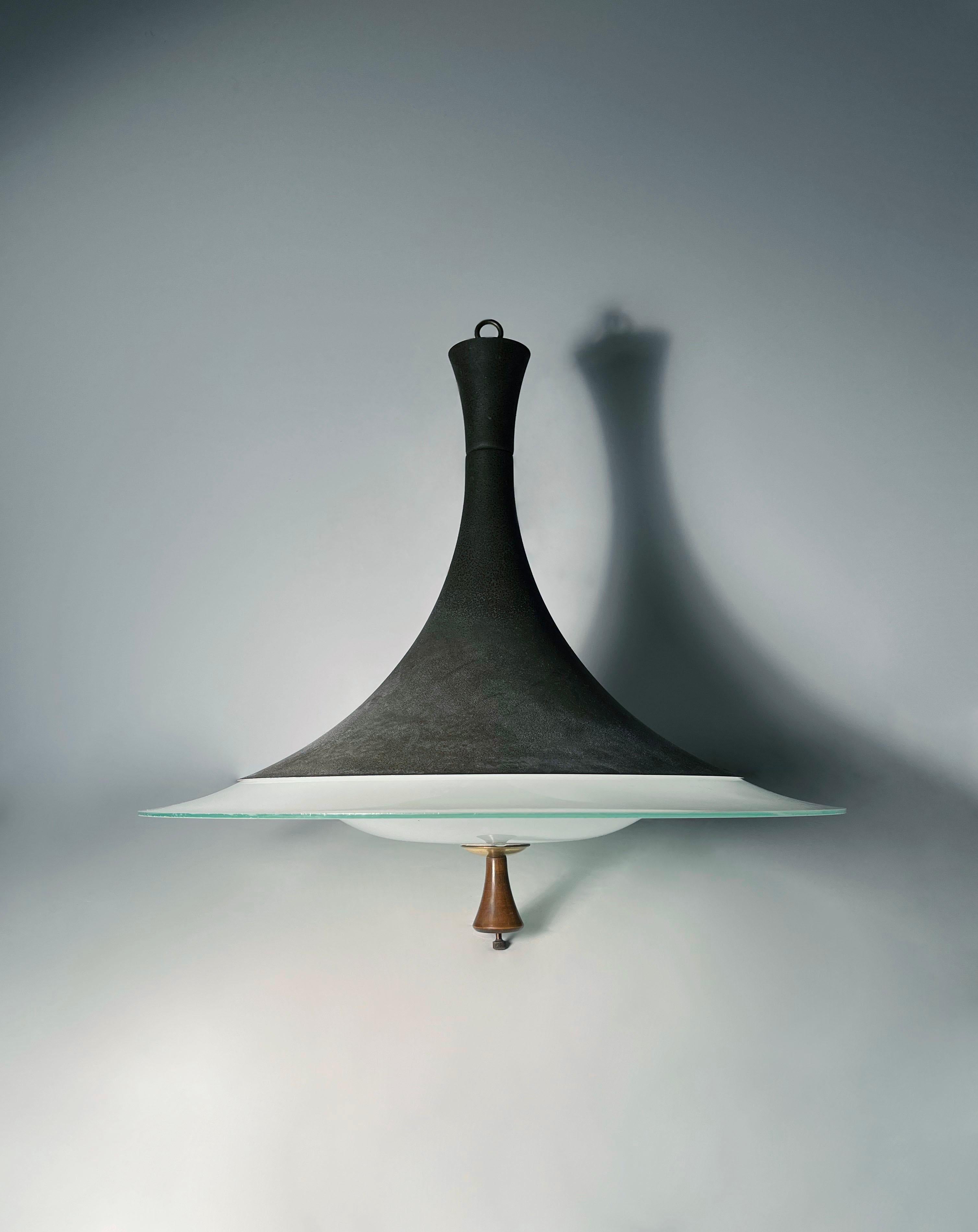 Lampada a sospensione a tulipano Eleg di alta qualità in stile moderno danese. Composto da metallo con una finitura testurizzata di design e un grande diffusore in vetro stampato. Designer e produttore sconosciuti. Ha un'impronta sia scandinava che