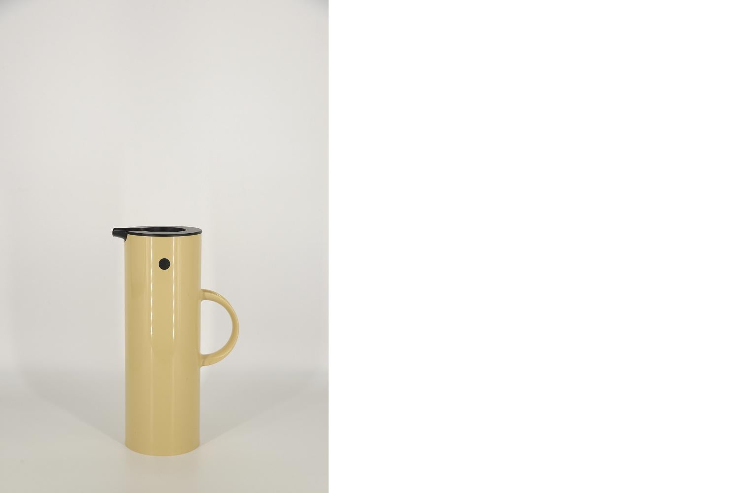 This vacuum jug was designed by Erik Magnussen for the Danish Stelton manufacture in 1976. Cataloged under name EM77. It has been an award-winning design icon since 1977 and consistently one of Stelton's bestsellers. It is one of the company's