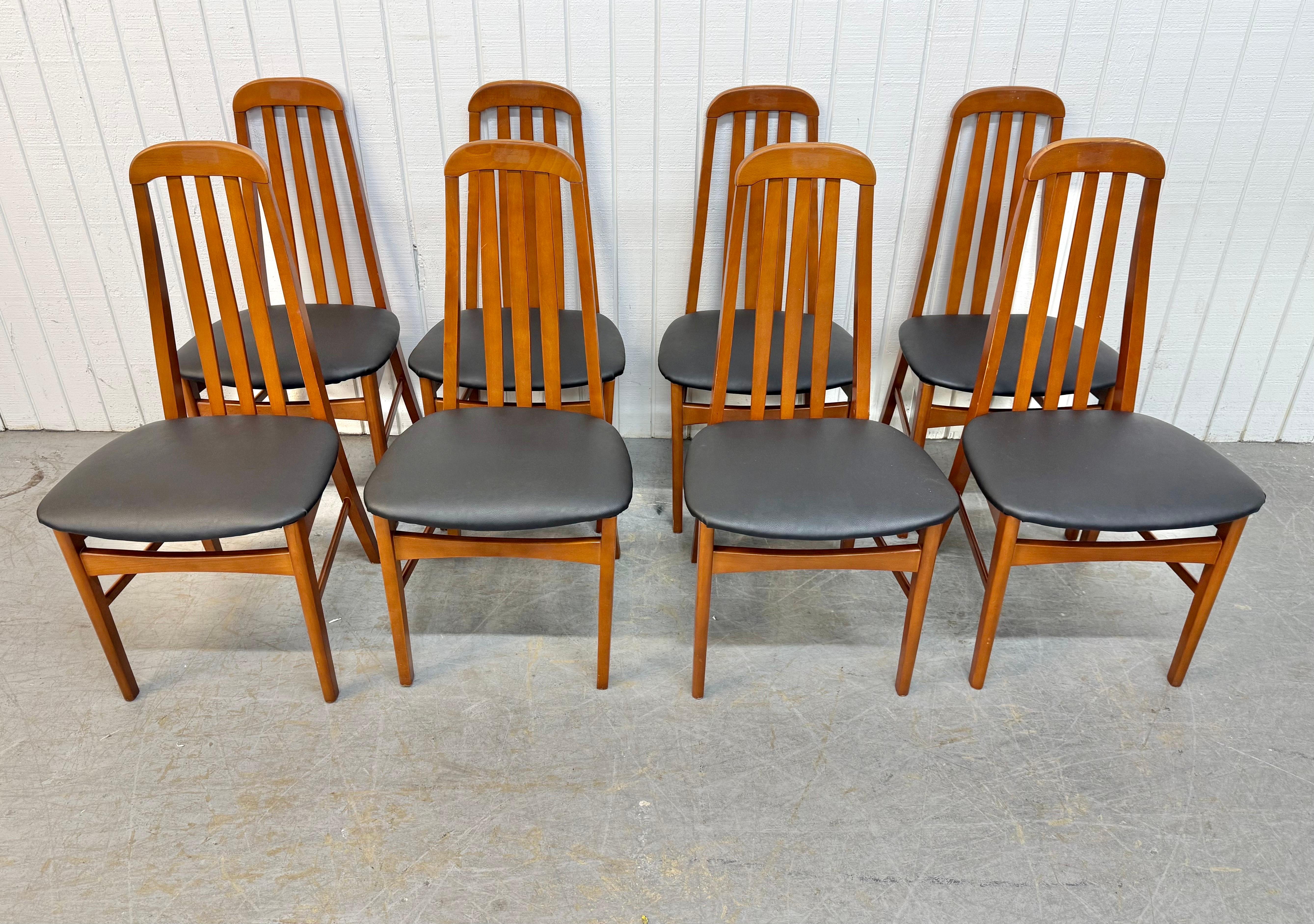 Diese Auflistung ist für eine Reihe von acht Vintage Danish Modern Eva Style Teak  Esszimmerstühle. Mit einem Design im Stil von Koefoed Eva, einer abgerundeten Rückenlehne, modernen Beinen mit Streckerunterstützung, neuen, mit schwarzem Vinyl