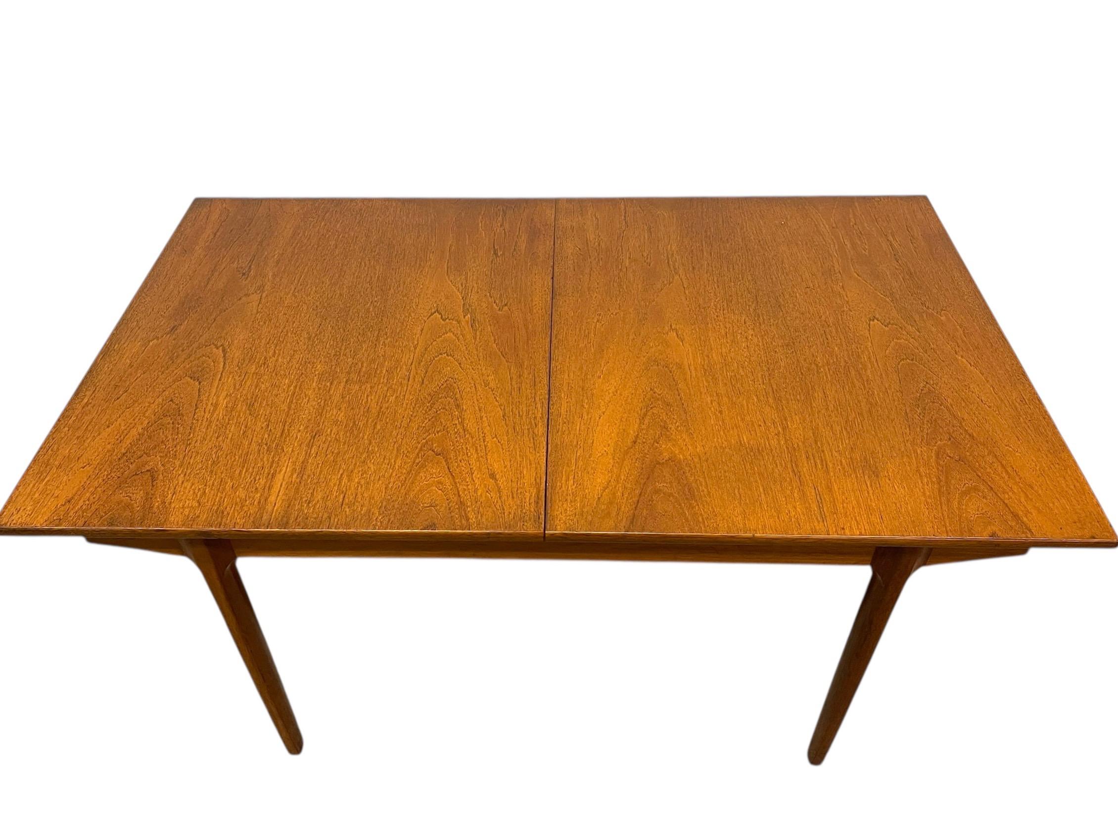 Vintage Danish Modern Expanding Dining Table with Self-storing Leaf In Good Condition For Sale In Seattle, WA