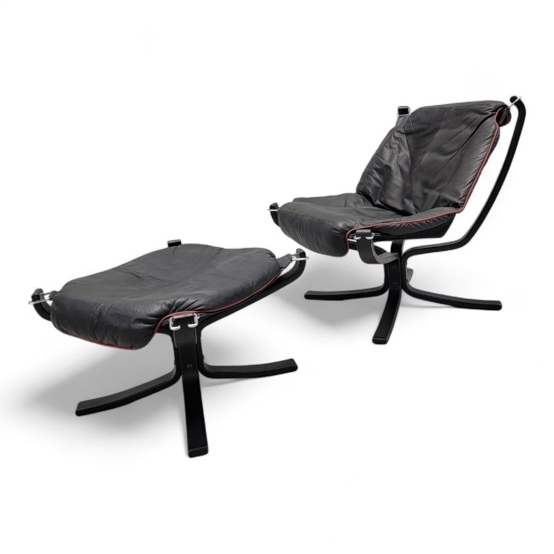 Vintage Danish Modern Falcon Black Leather Lounge Chair & Ottoman by Sigurd Ressell for Vatne  Mobler - 2 Piece Set 

This Norwegian lounge and ottoman set by Vatne Mobler is upholstered in black leather with red leather trim. The base is fabricated