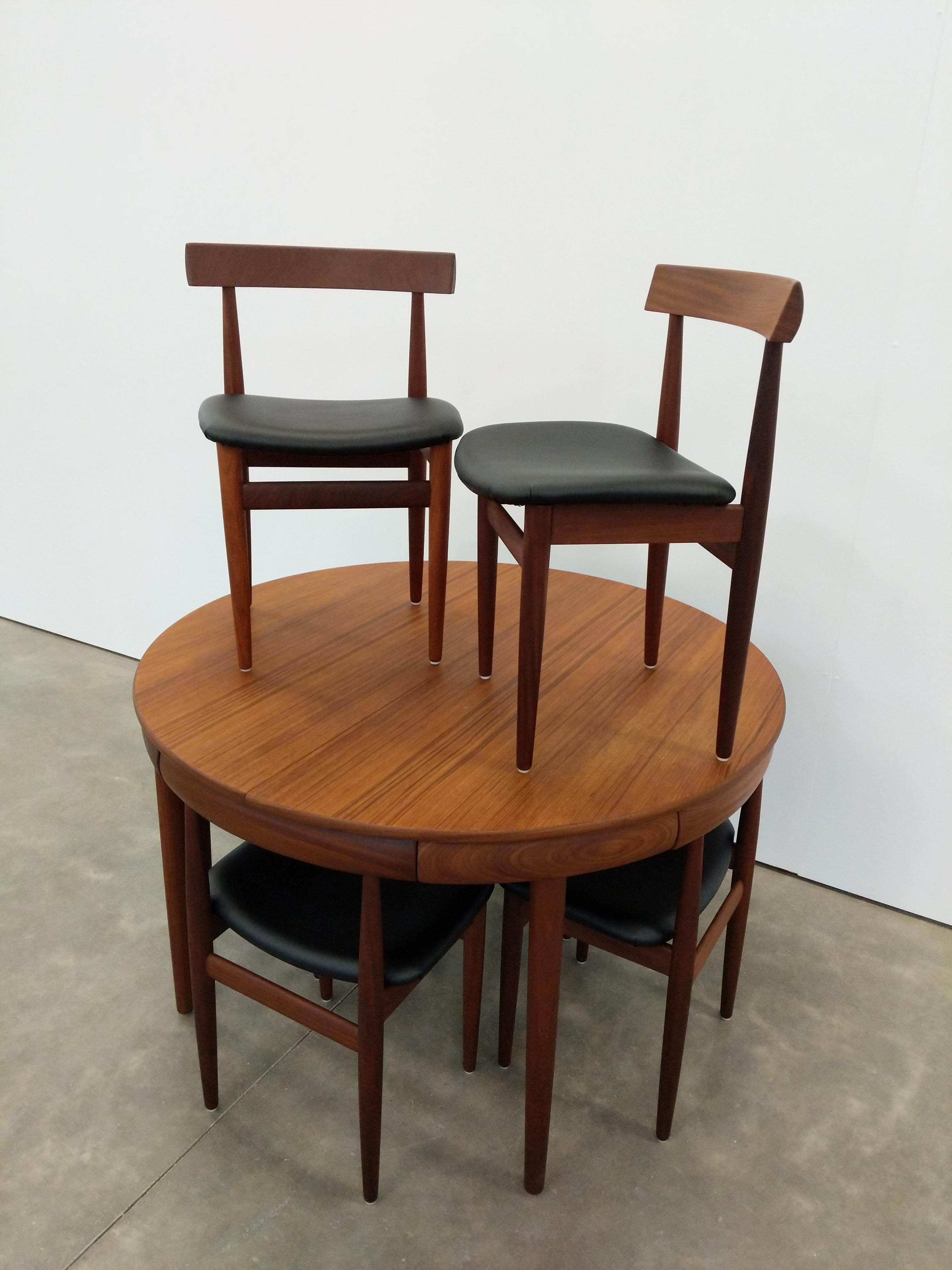 

Authentic vintage mid century Danish Modern teak dining set designed by Hans Olsen for Frem Rojle.

Maker's brand on bottoms.

Danish Furnituremakers Control label on bottom (a mark of exceptional quality).

1 table with a built-in leaf and 6