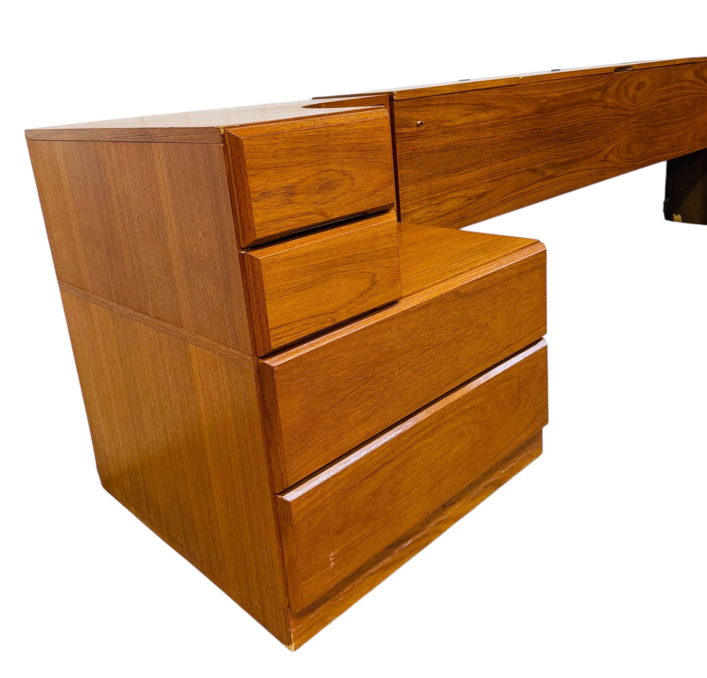 Diese Auflistung ist für ein Vintage Danish Modern King Size Teak Kopfteil W/Nightstands. Mit geradlinigem, dänischem Design, Kopfteil mit Staufach, Nachttischen mit vier Schubladen, die beide Enden abschließen, und einer schönen Teakholzoberfläche.