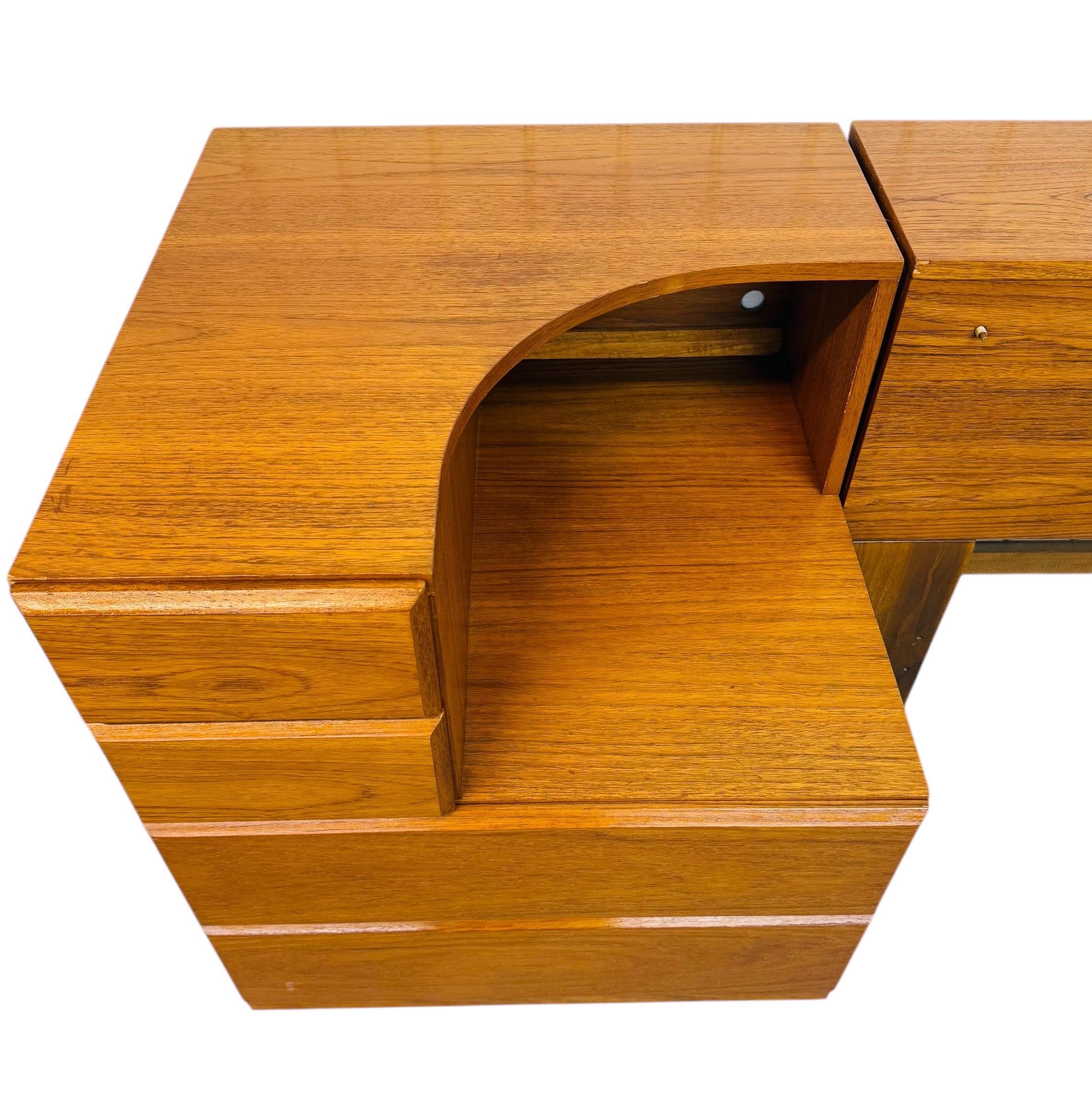Dänisches modernes Vintage-Kopfteil aus Teakholz in Königsgröße mit Nachttischen, Vintage (Moderne der Mitte des Jahrhunderts)