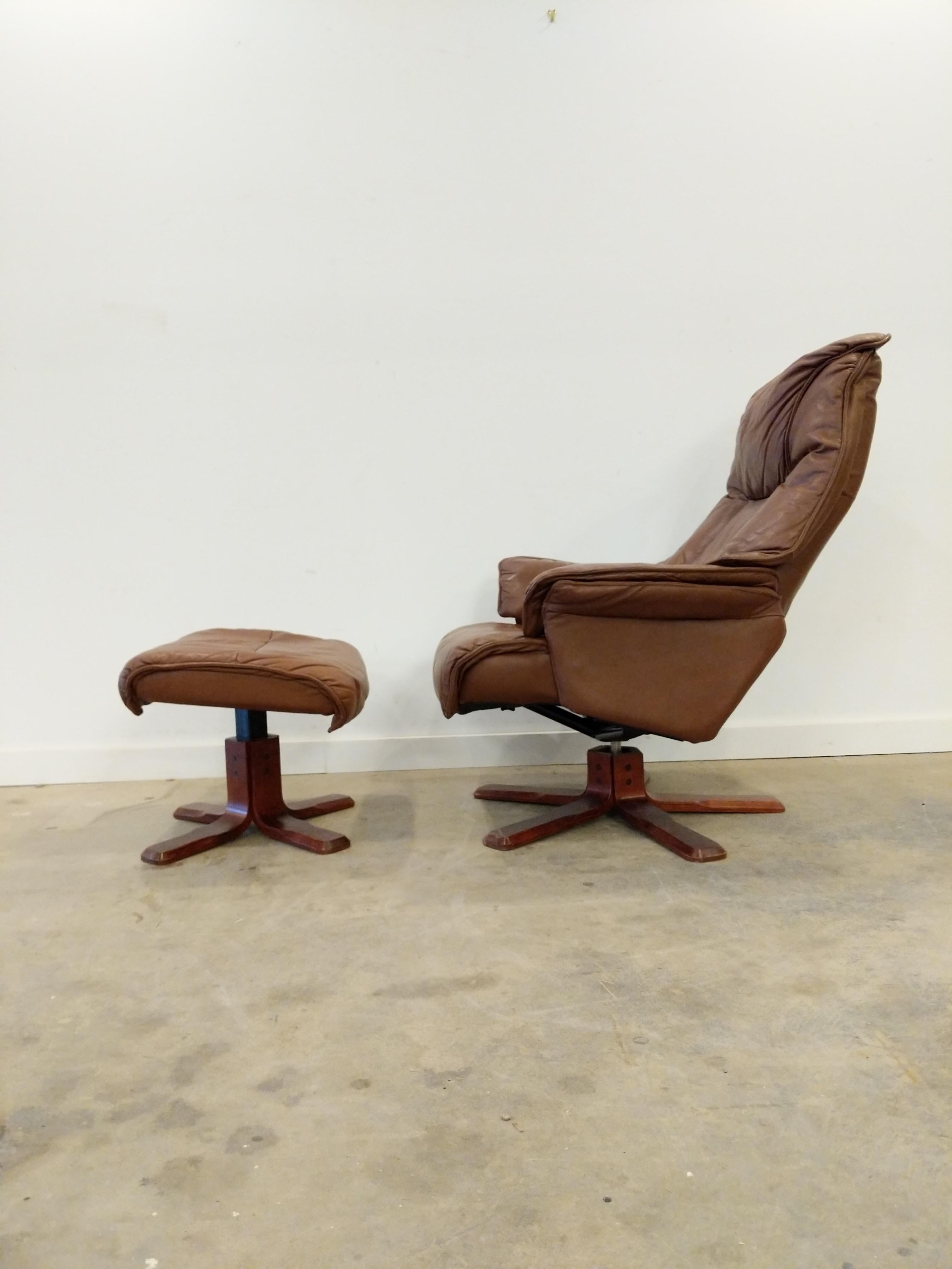 Authentic vintage mid century Danish / Scandinavian Modern leather lounge chair / recliner with footstool.

This set is in excellent vintage condition with very few signs of age-related wear (see photos).

If you would like any additional details,