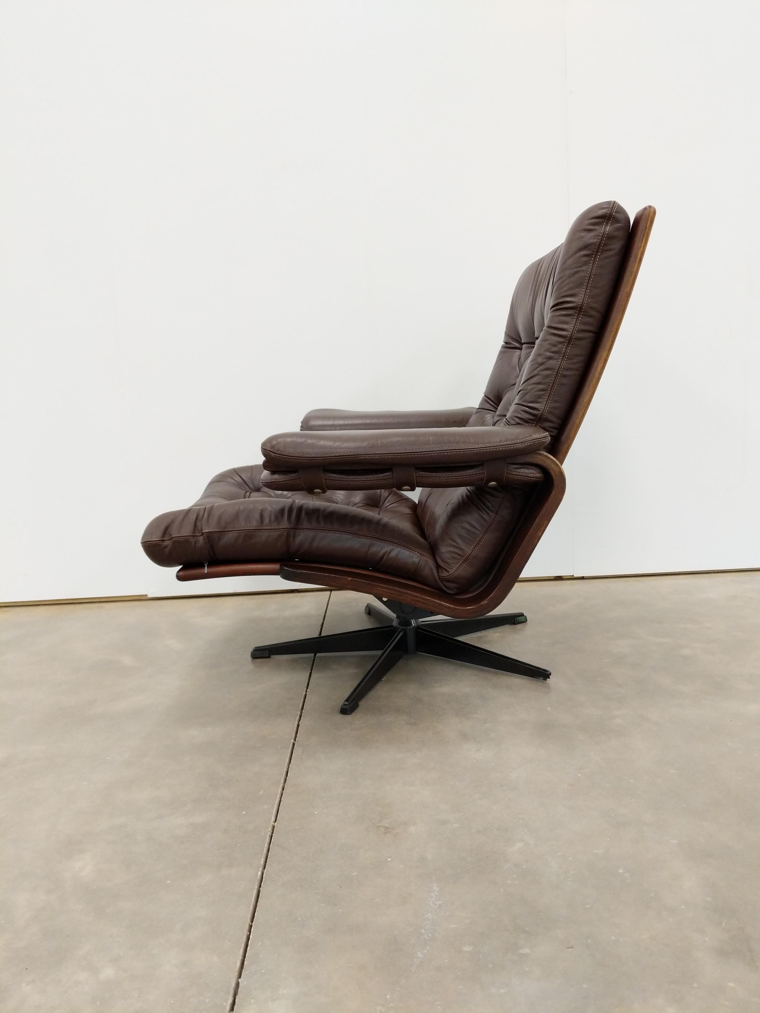 Auténtica butaca / sillón reclinable de cuero danés / escandinavo moderno de mediados de siglo.

Por Coja.

Etiqueta del fabricante en la parte inferior.

Esta silla gira 360 grados y se reclina. La posición de reclinado se puede bloquear.

Esta